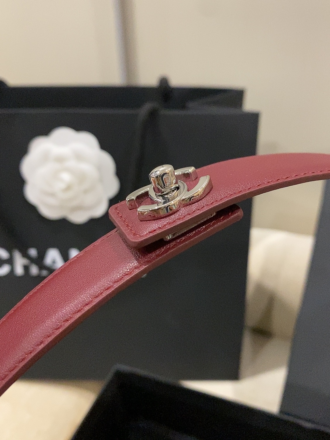 香家✨ Leather Belt 25mm 皮质腰带 进口胎牛皮及金属，旋转双C金属转扣。适配连衣裙、西装、牛仔裤。全套