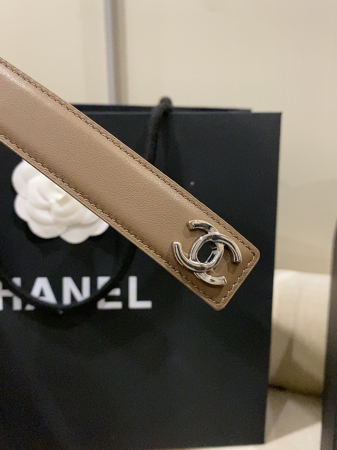 香家✨ Leather Belt 25mm 皮质腰带 进口胎牛皮及金属，旋转双C金属转扣。适配连衣裙、西装、牛仔裤。全套