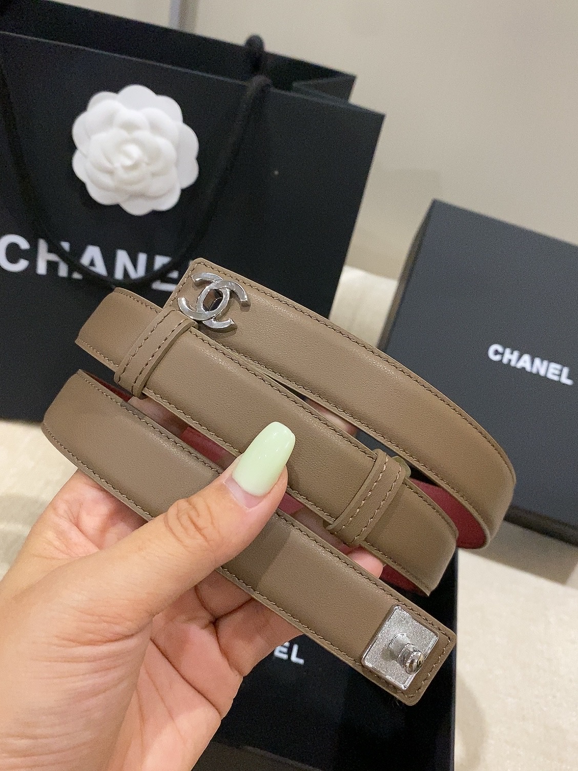 香家✨ Leather Belt 25mm 皮质腰带 进口胎牛皮及金属，旋转双C金属转扣。适配连衣裙、西装、牛仔裤。全套