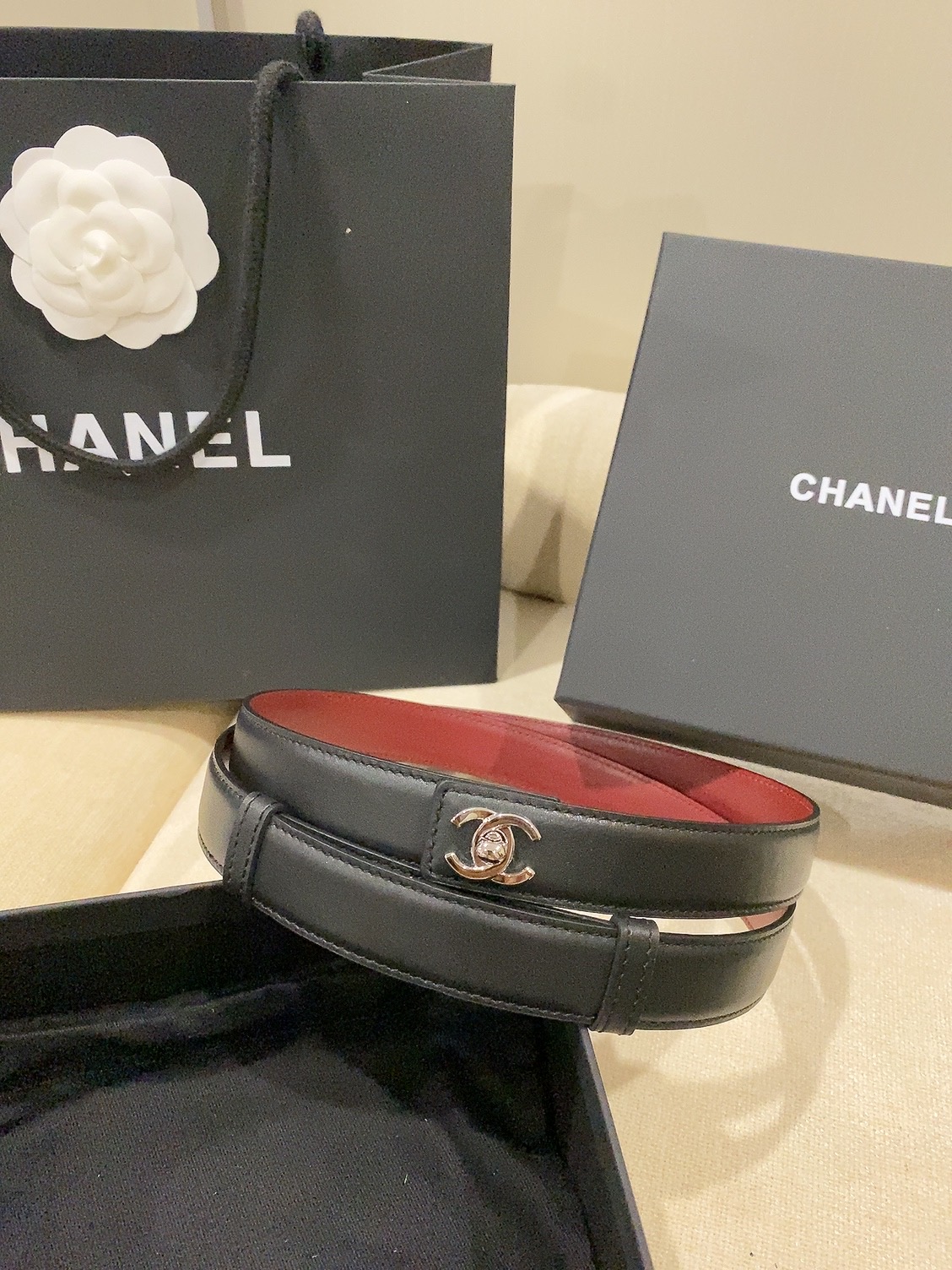 香家✨ Leather Belt 25mm 皮质腰带 进口胎牛皮及金属，旋转双C金属转扣。适配连衣裙、西装、牛仔裤。全套