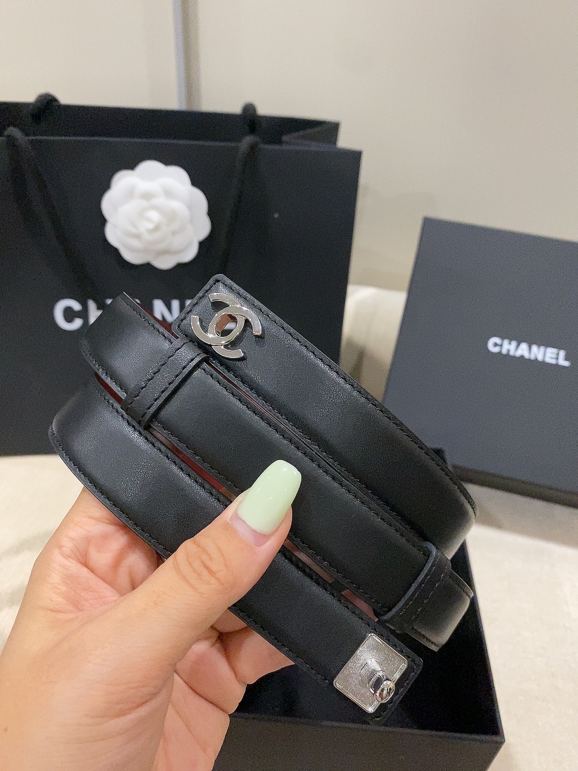 香家✨ Leather Belt 25mm 皮质腰带 进口胎牛皮及金属，旋转双C金属转扣。适配连衣裙、西装、牛仔裤。全套