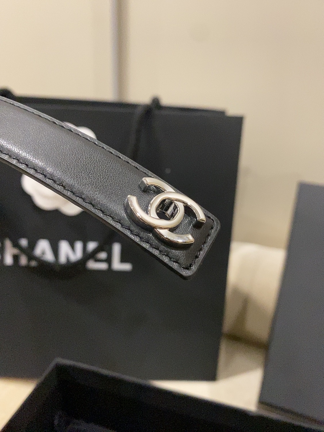 香家✨ Leather Belt 25mm 皮质腰带 进口胎牛皮及金属，旋转双C金属转扣。适配连衣裙、西装、牛仔裤。全套