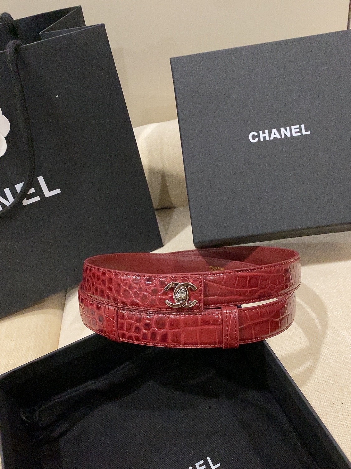 香家✨ Leather Belt 25mm 皮质腰带 进口胎牛皮及金属,旋转双C金属转扣。适配连衣裙、西装、牛仔裤。全套 香家✨ Leather Belt 25mm 皮质腰带 进口胎牛皮及金属,旋转双C金属转扣。适配连衣裙、西装、牛仔裤。全套