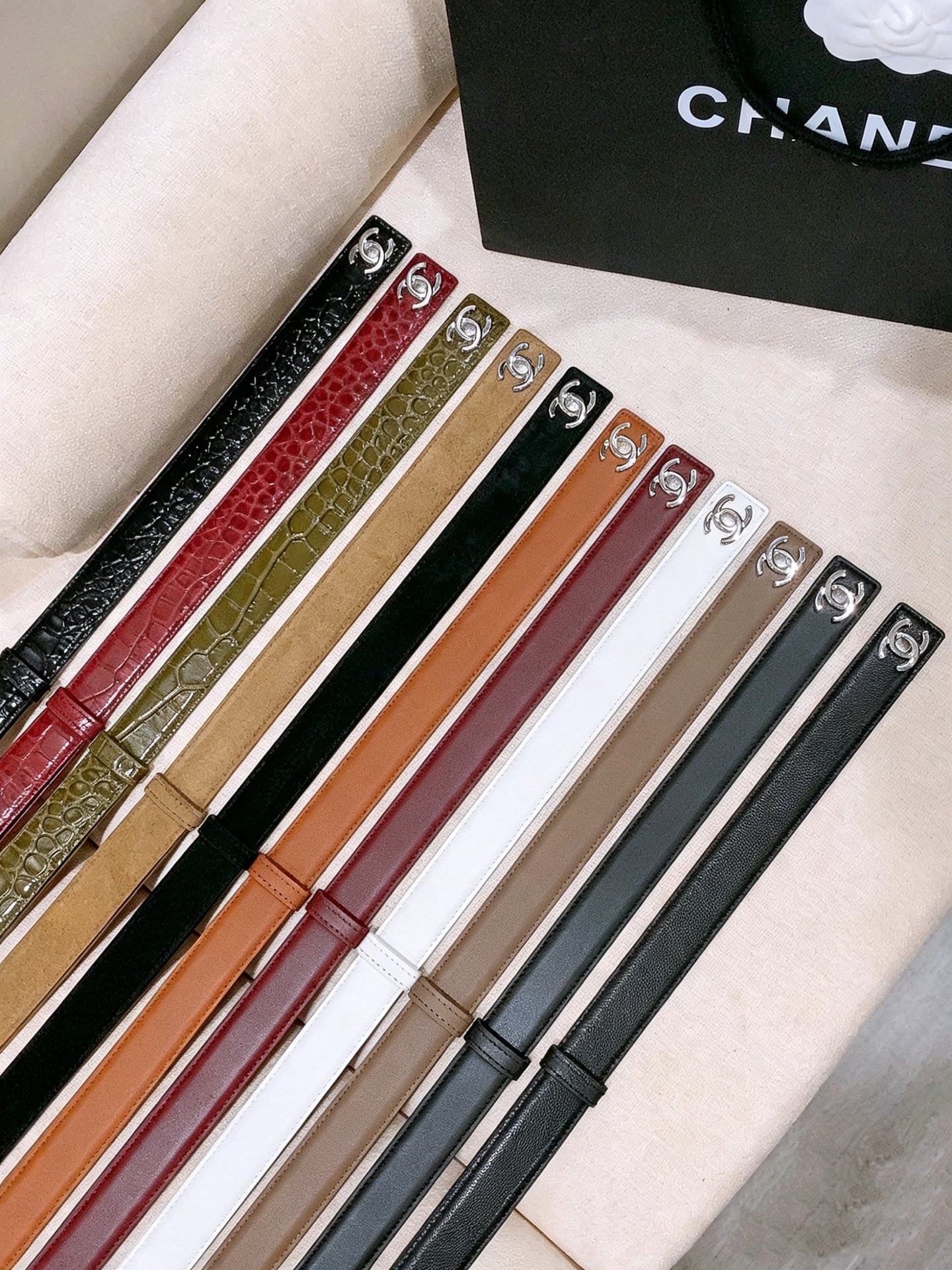 🤩集合对比图 Chanel Leather Belt 25mm 皮质腰带 进口胎牛皮及金属,旋转双C金属转扣。适配连衣裙 🤩集合对比图 Chanel Leather Belt 25mm 皮质腰带 进口胎牛皮及金属,旋转双C金属转扣。适配连衣裙