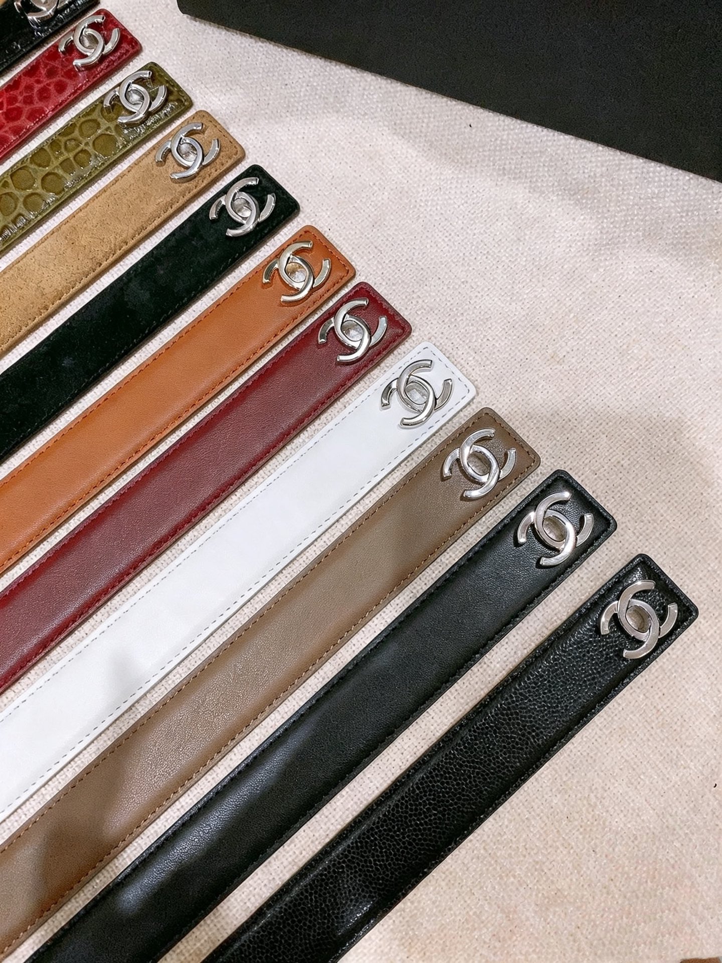 🤩集合对比图 Chanel Leather Belt 25mm 皮质腰带 进口胎牛皮及金属,旋转双C金属转扣。适配连衣裙 🤩集合对比图 Chanel Leather Belt 25mm 皮质腰带 进口胎牛皮及金属,旋转双C金属转扣。适配连衣裙