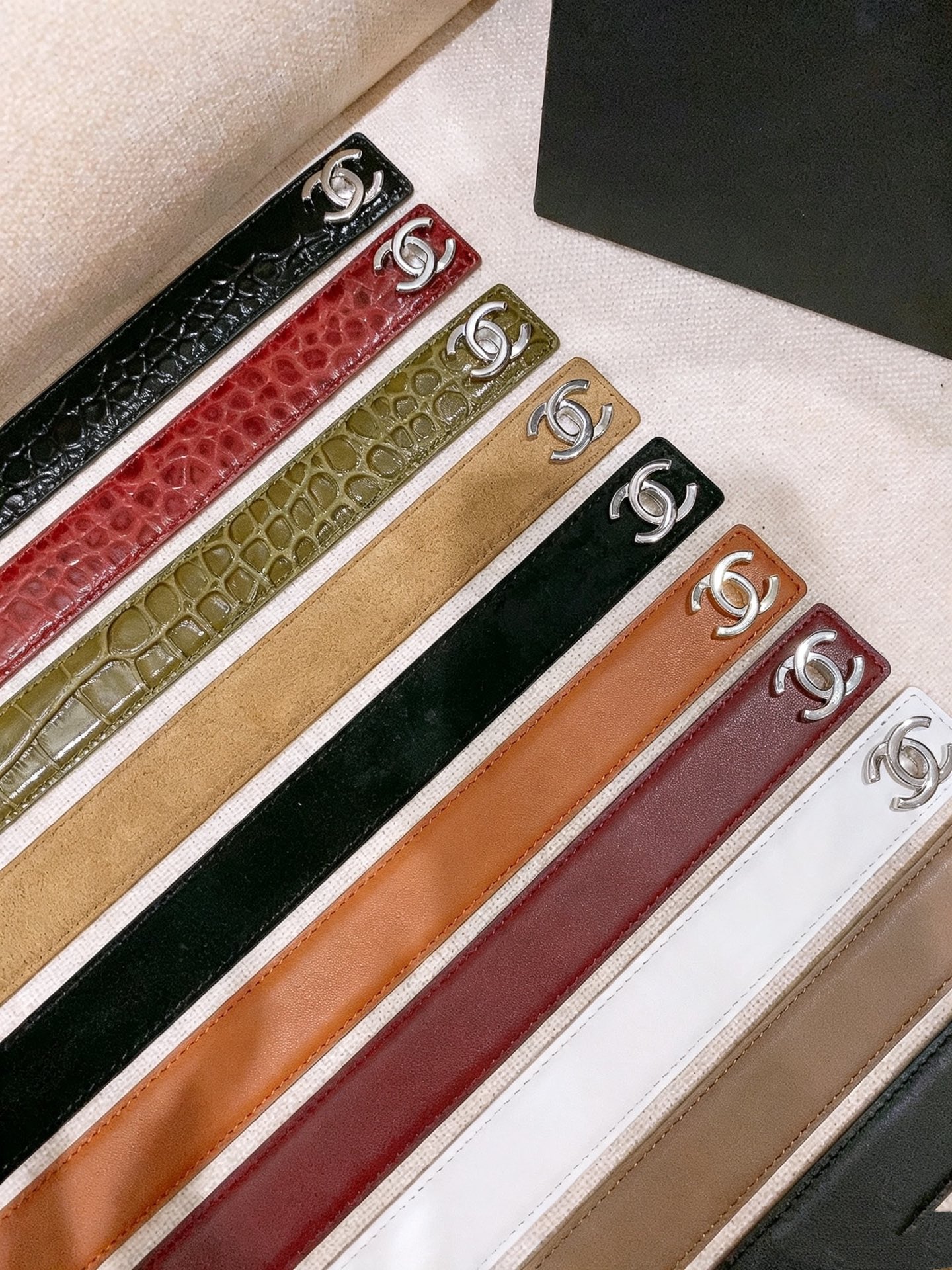 🤩集合对比图 Chanel Leather Belt 25mm 皮质腰带 进口胎牛皮及金属,旋转双C金属转扣。适配连衣裙 🤩集合对比图 Chanel Leather Belt 25mm 皮质腰带 进口胎牛皮及金属,旋转双C金属转扣。适配连衣裙
