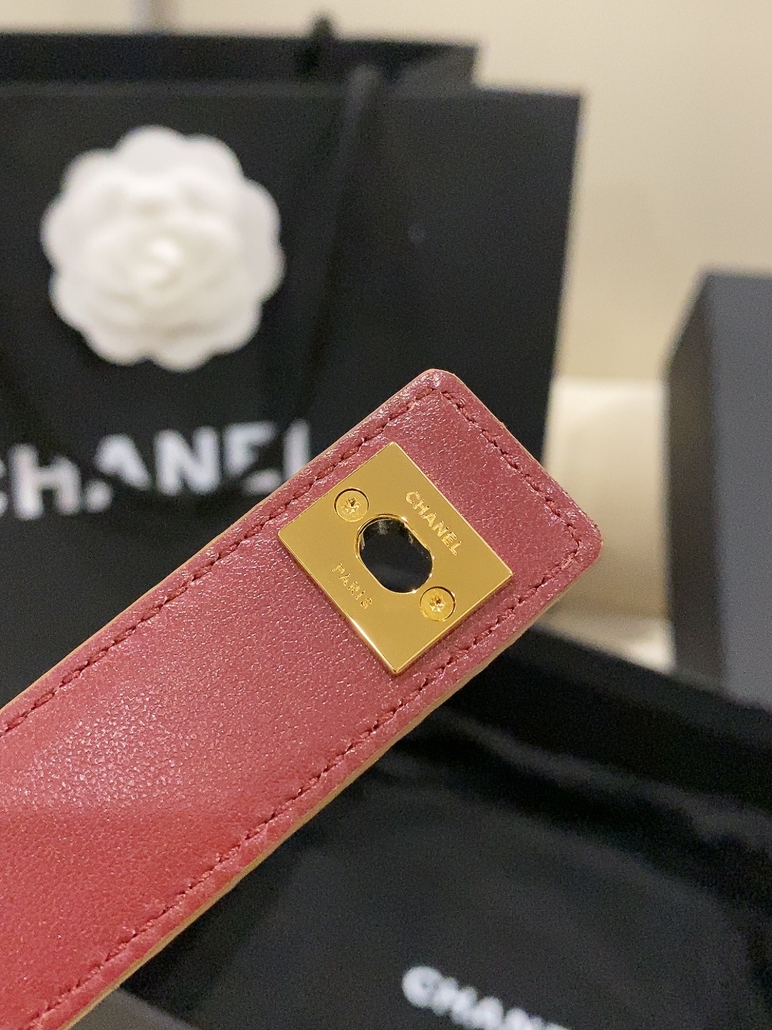 香家✨ Leather Belt 25mm 皮质腰带 麂皮效果小牛皮及金属,旋转双C金属转扣。适配连衣裙、西装、牛仔裤。 香家✨ Leather Belt 25mm 皮质腰带 麂皮效果小牛皮及金属,旋转双C金属转扣。适配连衣裙、西装、牛仔裤。