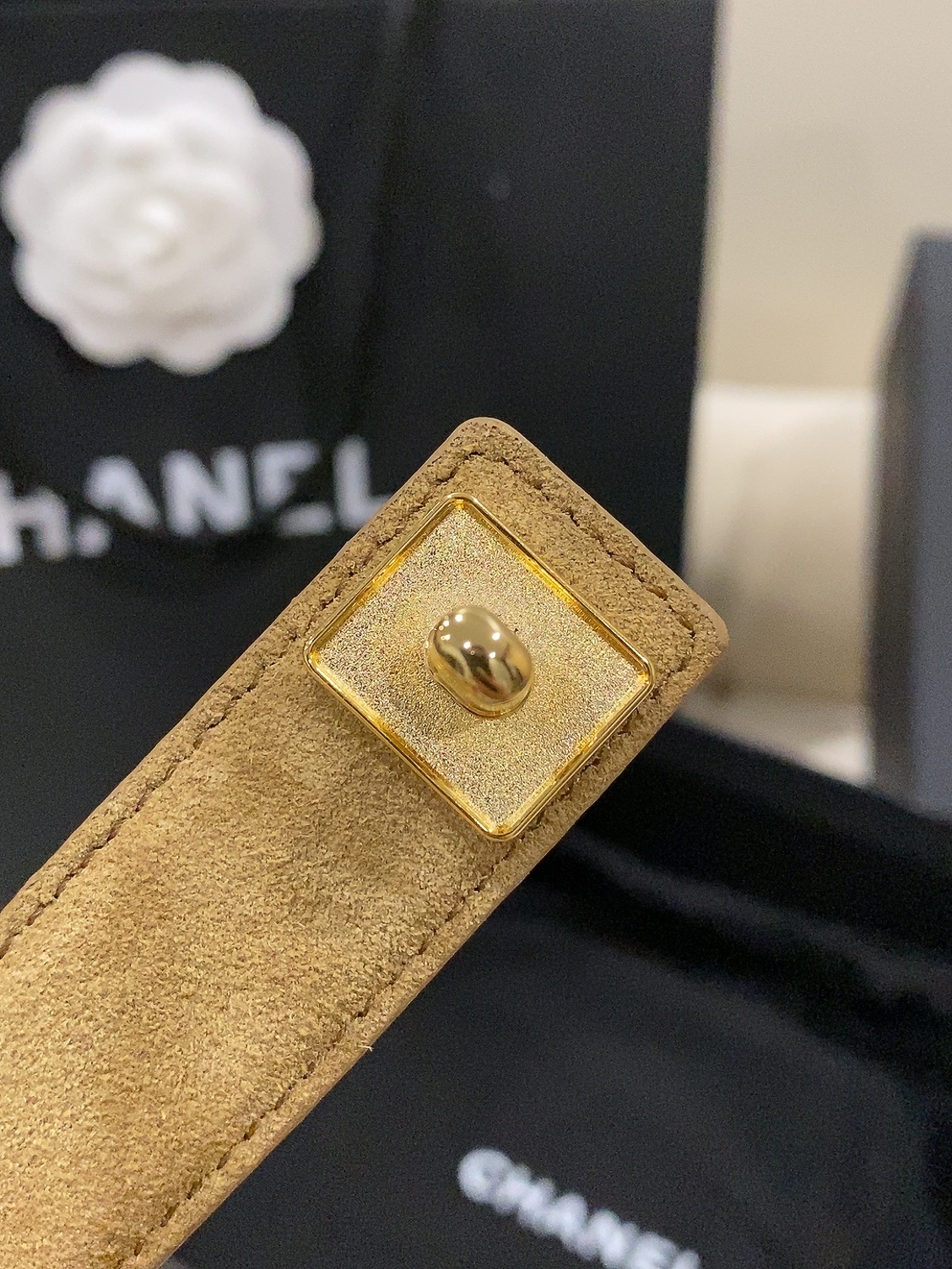 香家✨ Leather Belt 25mm 皮质腰带 麂皮效果小牛皮及金属,旋转双C金属转扣。适配连衣裙、西装、牛仔裤。 香家✨ Leather Belt 25mm 皮质腰带 麂皮效果小牛皮及金属,旋转双C金属转扣。适配连衣裙、西装、牛仔裤。