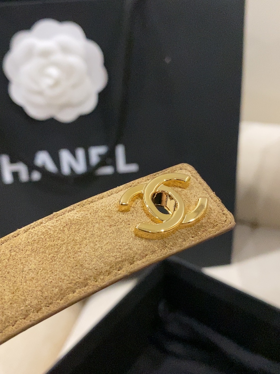 香家✨ Leather Belt 25mm 皮质腰带 麂皮效果小牛皮及金属,旋转双C金属转扣。适配连衣裙、西装、牛仔裤。 香家✨ Leather Belt 25mm 皮质腰带 麂皮效果小牛皮及金属,旋转双C金属转扣。适配连衣裙、西装、牛仔裤。