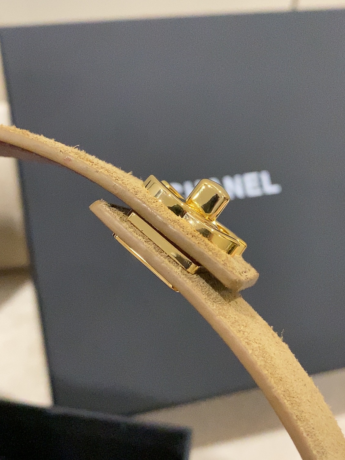 香家✨ Leather Belt 25mm 皮质腰带 麂皮效果小牛皮及金属,旋转双C金属转扣。适配连衣裙、西装、牛仔裤。 香家✨ Leather Belt 25mm 皮质腰带 麂皮效果小牛皮及金属,旋转双C金属转扣。适配连衣裙、西装、牛仔裤。