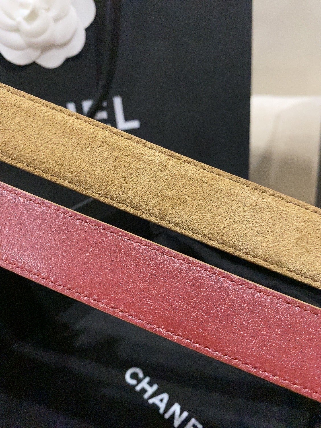 香家✨ Leather Belt 25mm 皮质腰带 麂皮效果小牛皮及金属,旋转双C金属转扣。适配连衣裙、西装、牛仔裤。 香家✨ Leather Belt 25mm 皮质腰带 麂皮效果小牛皮及金属,旋转双C金属转扣。适配连衣裙、西装、牛仔裤。