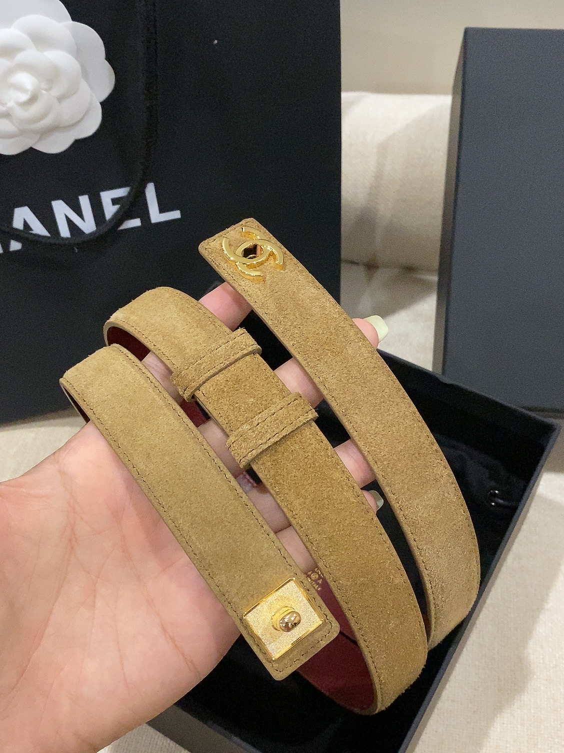 香家✨ Leather Belt 25mm 皮质腰带 麂皮效果小牛皮及金属,旋转双C金属转扣。适配连衣裙、西装、牛仔裤。 香家✨ Leather Belt 25mm 皮质腰带 麂皮效果小牛皮及金属,旋转双C金属转扣。适配连衣裙、西装、牛仔裤。