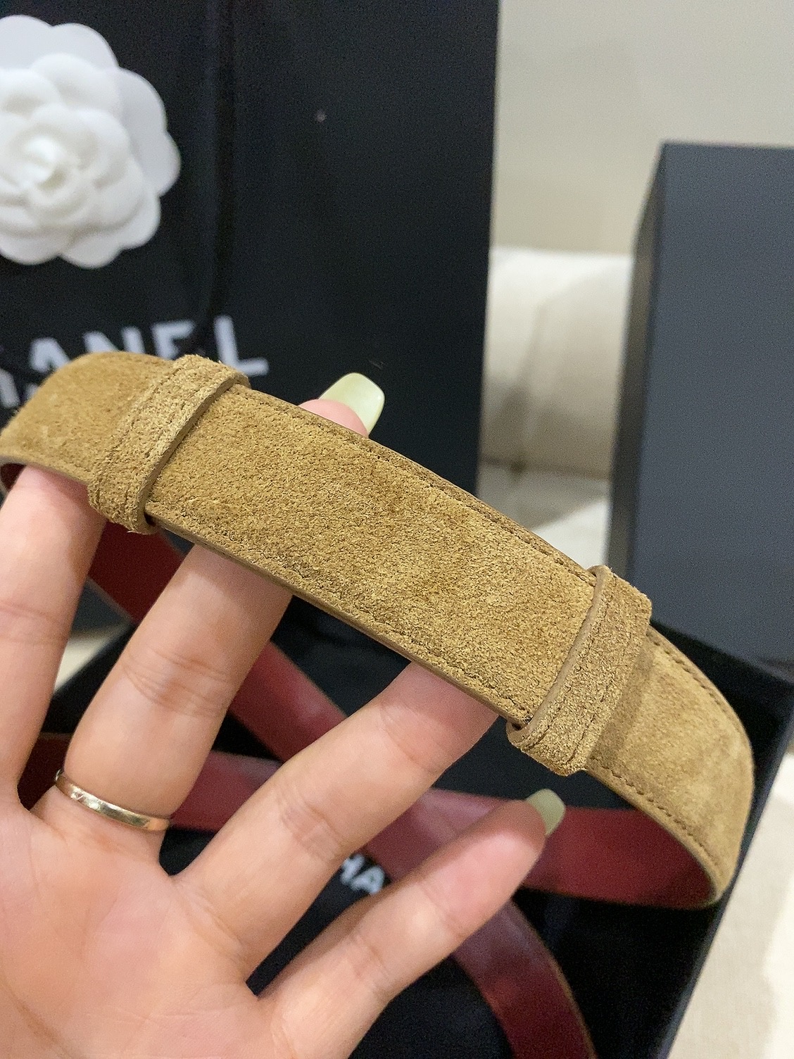 香家✨ Leather Belt 25mm 皮质腰带 麂皮效果小牛皮及金属,旋转双C金属转扣。适配连衣裙、西装、牛仔裤。 香家✨ Leather Belt 25mm 皮质腰带 麂皮效果小牛皮及金属,旋转双C金属转扣。适配连衣裙、西装、牛仔裤。