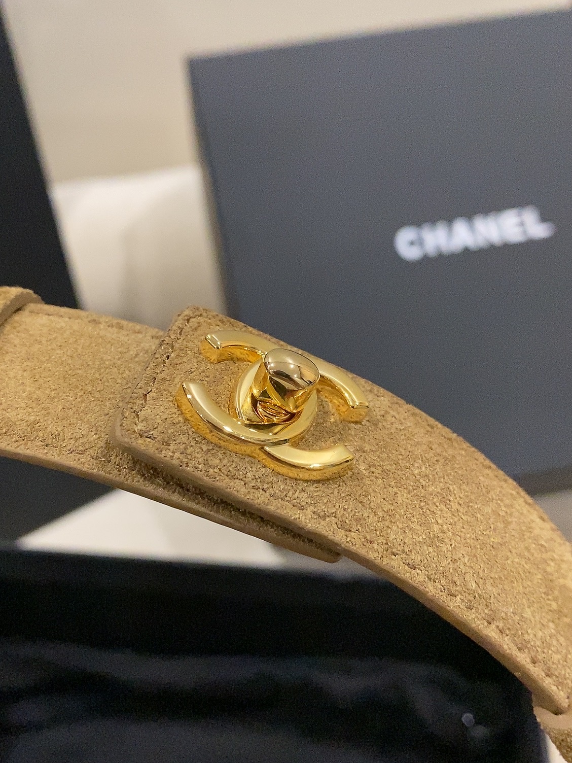 香家✨ Leather Belt 25mm 皮质腰带 麂皮效果小牛皮及金属,旋转双C金属转扣。适配连衣裙、西装、牛仔裤。 香家✨ Leather Belt 25mm 皮质腰带 麂皮效果小牛皮及金属,旋转双C金属转扣。适配连衣裙、西装、牛仔裤。