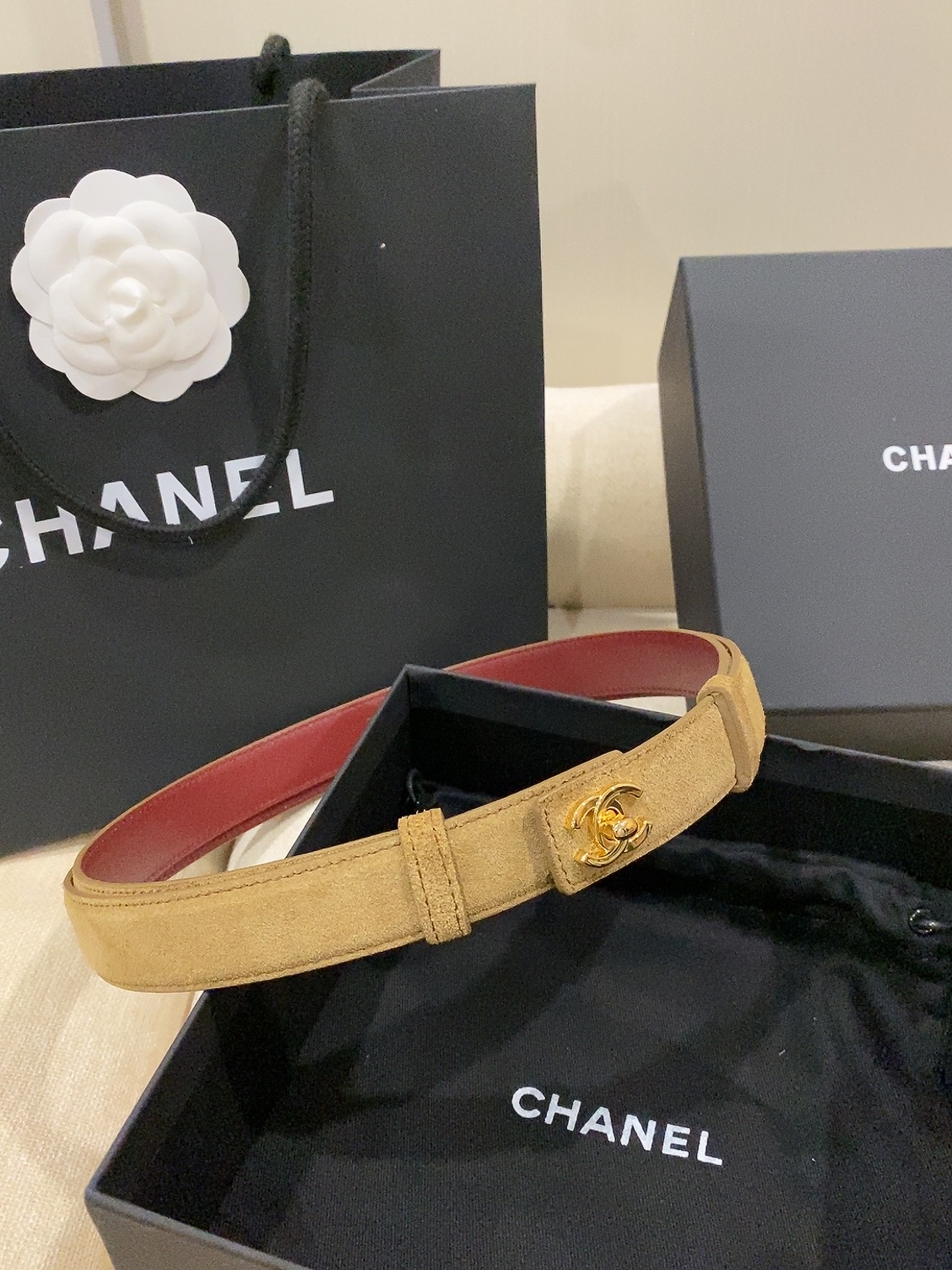 香家✨ Leather Belt 25mm 皮质腰带 麂皮效果小牛皮及金属,旋转双C金属转扣。适配连衣裙、西装、牛仔裤。 香家✨ Leather Belt 25mm 皮质腰带 麂皮效果小牛皮及金属,旋转双C金属转扣。适配连衣裙、西装、牛仔裤。