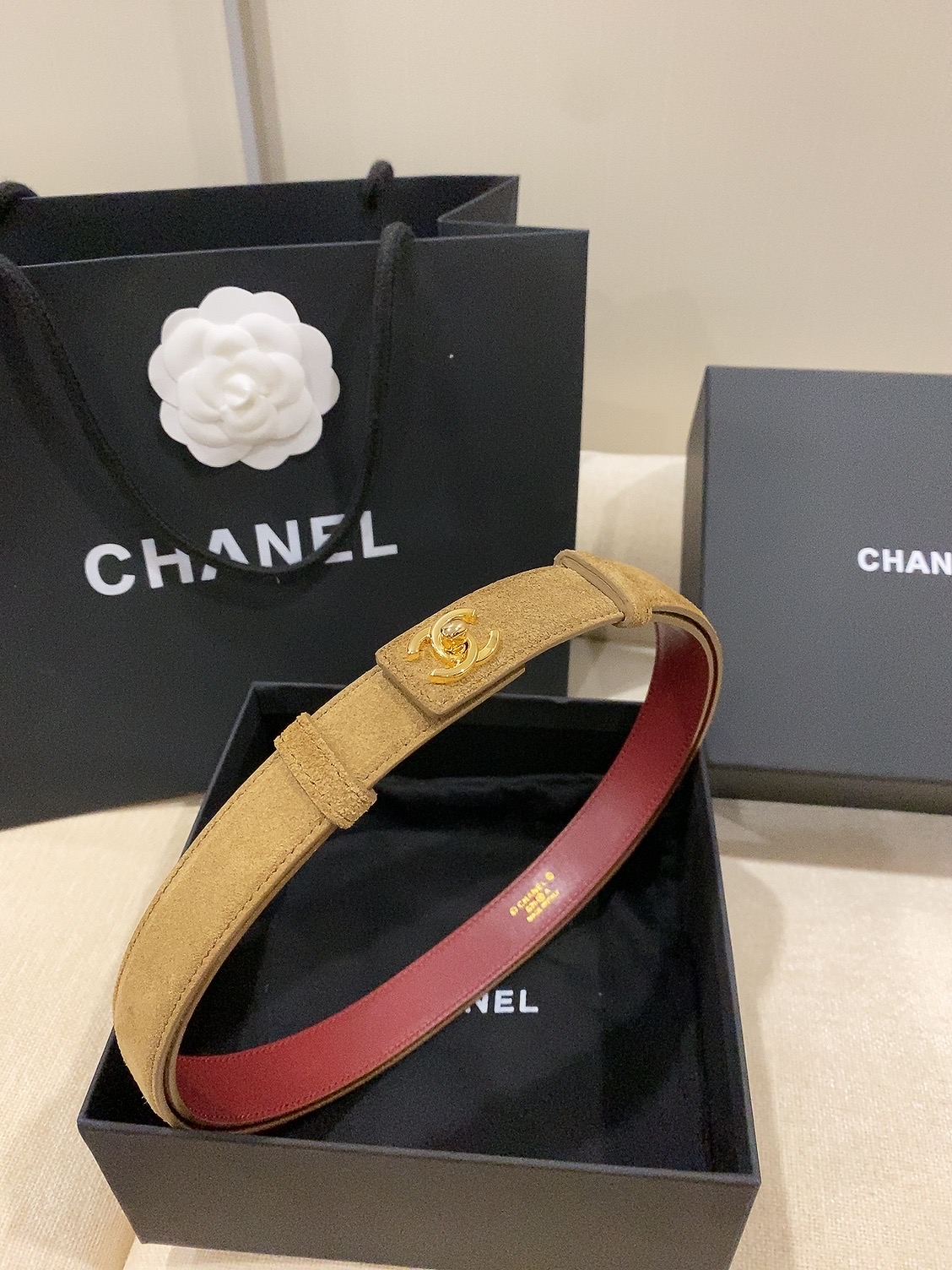 香家✨ Leather Belt 25mm 皮质腰带 麂皮效果小牛皮及金属，旋转双C金属转扣。适配连衣裙、西装、牛仔裤。
