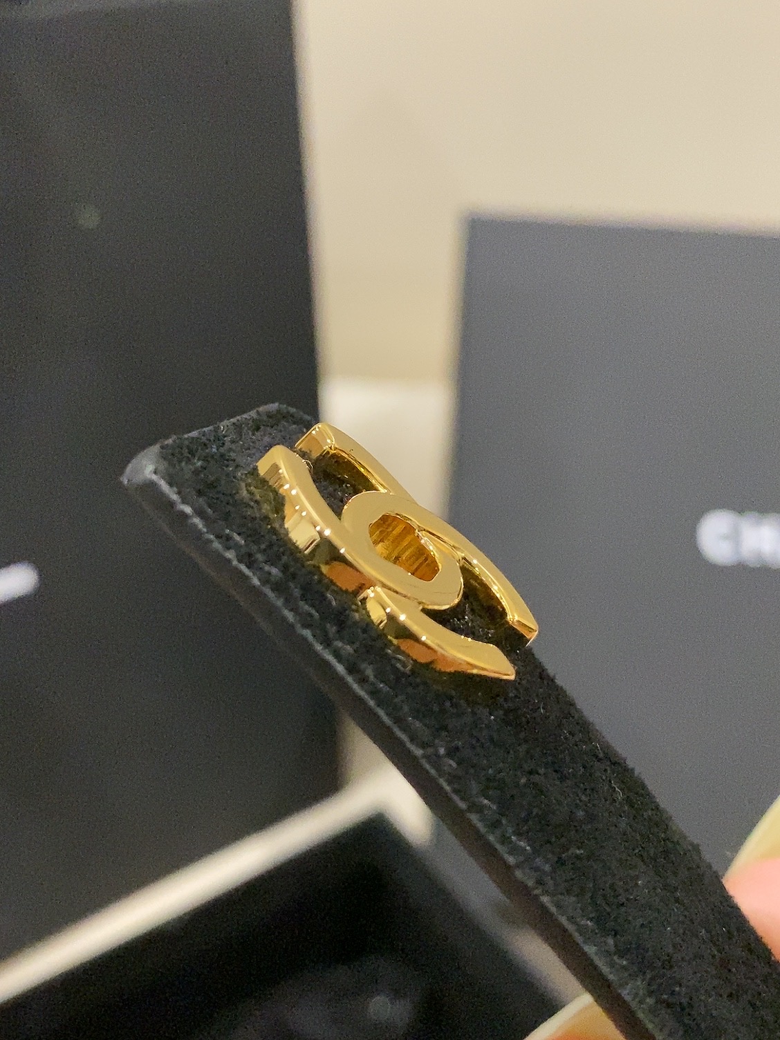 香家✨ Leather Belt 25mm 皮质腰带 麂皮效果小牛皮及金属,旋转双C金属转扣。适配连衣裙、西装、牛仔裤。 香家✨ Leather Belt 25mm 皮质腰带 麂皮效果小牛皮及金属,旋转双C金属转扣。适配连衣裙、西装、牛仔裤。