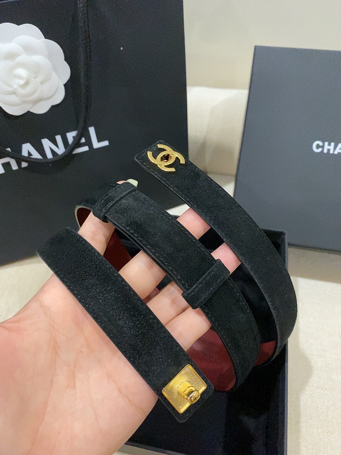 香家✨ Leather Belt 25mm 皮质腰带 麂皮效果小牛皮及金属,旋转双C金属转扣。适配连衣裙、西装、牛仔裤。 香家✨ Leather Belt 25mm 皮质腰带 麂皮效果小牛皮及金属,旋转双C金属转扣。适配连衣裙、西装、牛仔裤。