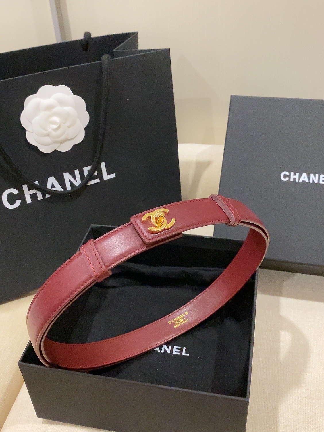 香家✨ Leather Belt 25mm 皮质腰带 进口胎牛皮及金属，旋转双C金属转扣。适配连衣裙、西装、牛仔裤。全套