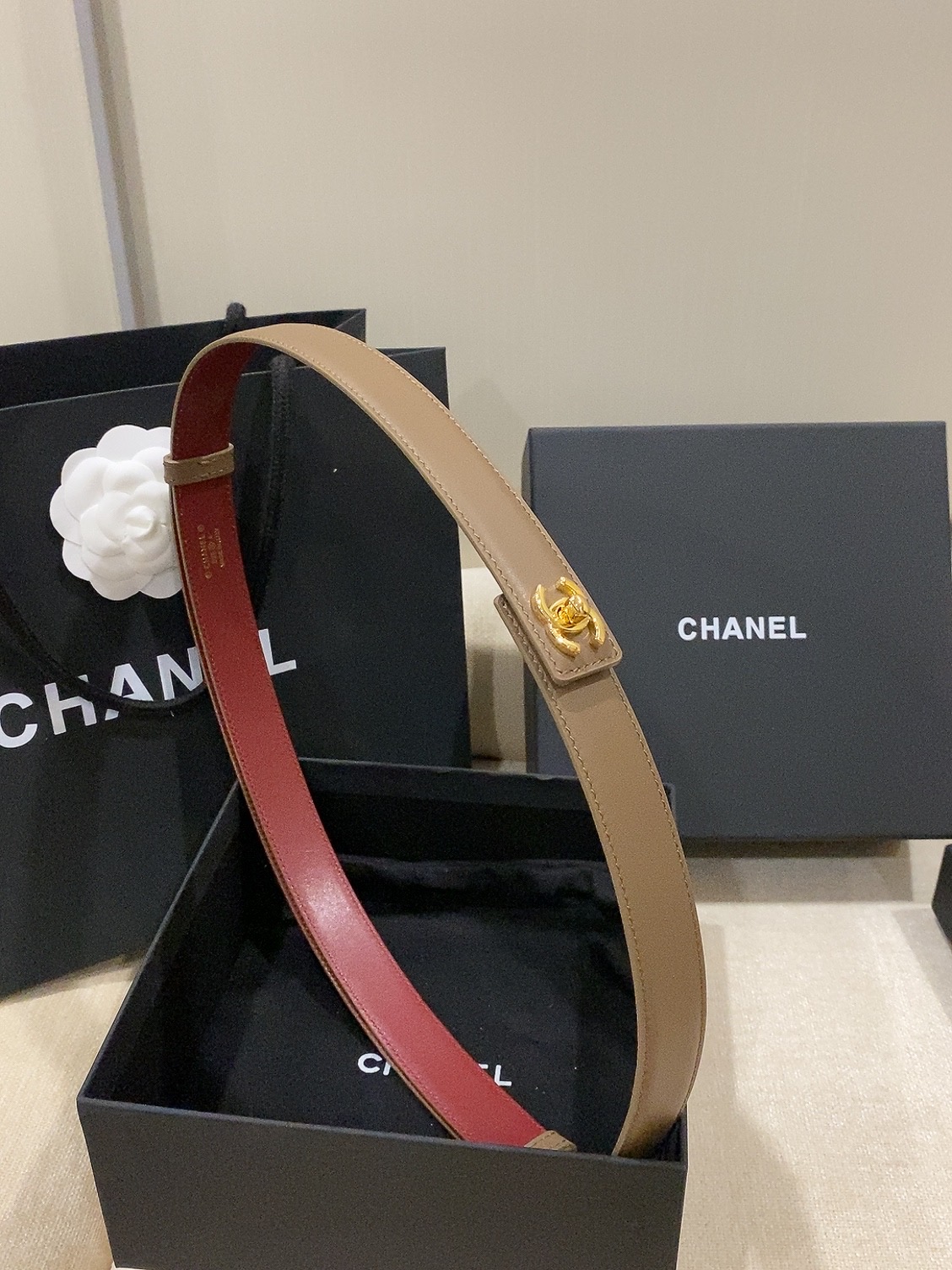香家✨ Leather Belt 25mm 皮质腰带 进口胎牛皮及金属，旋转双C金属转扣。适配连衣裙、西装、牛仔裤。全套