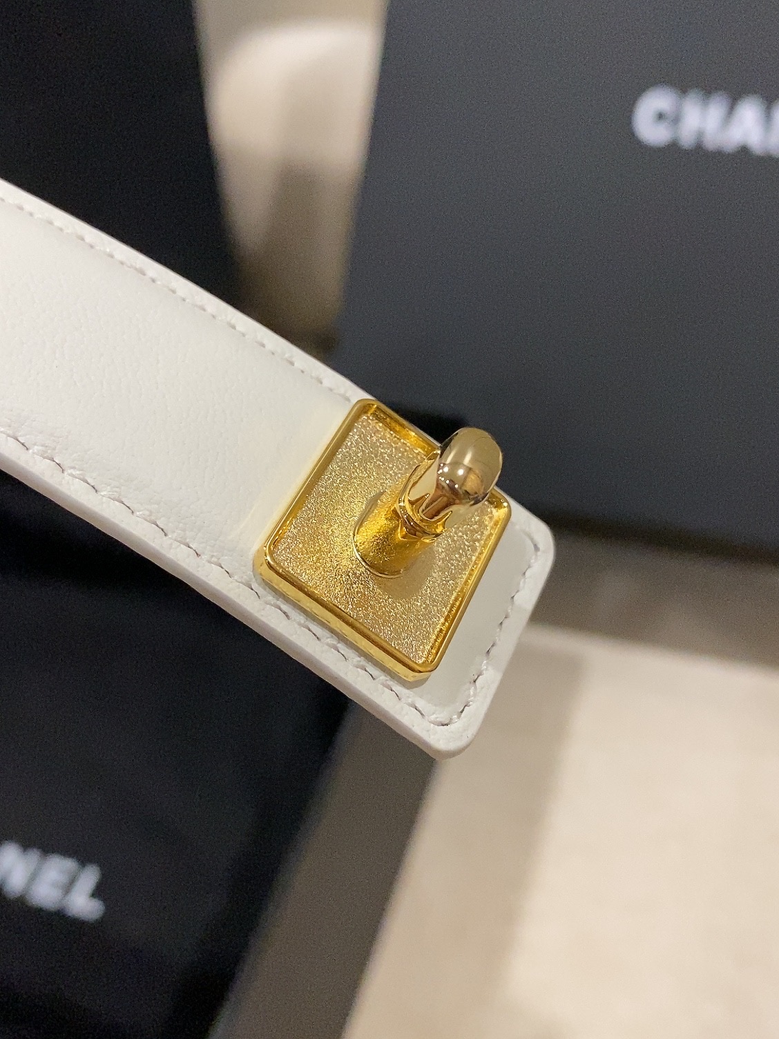 香家✨ Leather Belt 25mm 皮质腰带 进口胎牛皮及金属，旋转双C金属转扣。适配连衣裙、西装、牛仔裤。全套