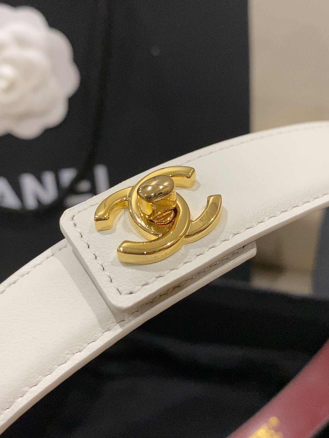 香家✨ Leather Belt 25mm 皮质腰带 进口胎牛皮及金属，旋转双C金属转扣。适配连衣裙、西装、牛仔裤。全套