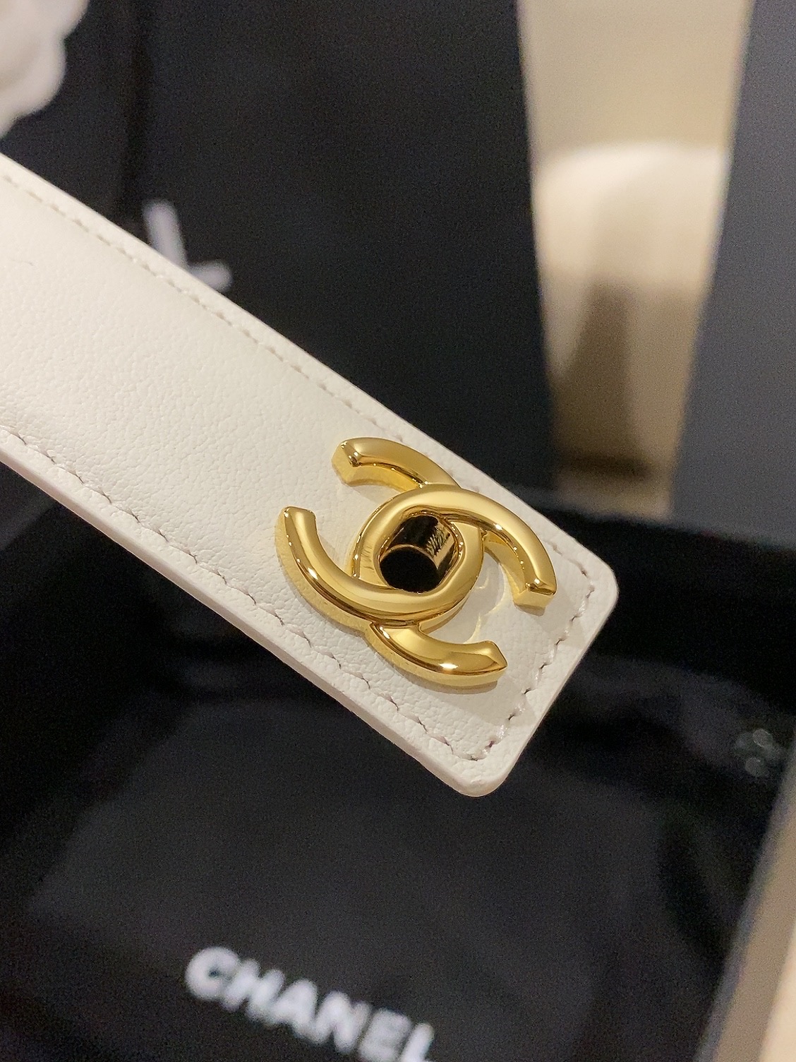 香家✨ Leather Belt 25mm 皮质腰带 进口胎牛皮及金属，旋转双C金属转扣。适配连衣裙、西装、牛仔裤。全套