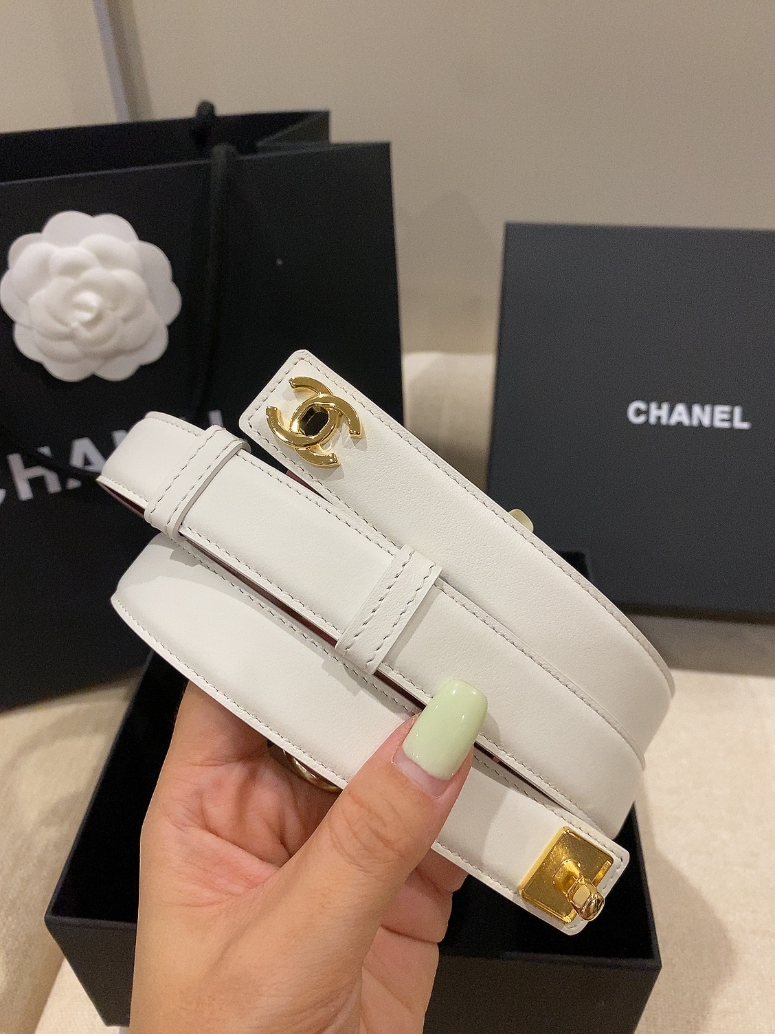 香家✨ Leather Belt 25mm 皮质腰带 进口胎牛皮及金属，旋转双C金属转扣。适配连衣裙、西装、牛仔裤。全套