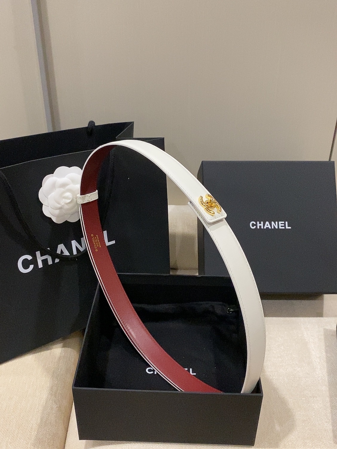 香家✨ Leather Belt 25mm 皮质腰带 进口胎牛皮及金属，旋转双C金属转扣。适配连衣裙、西装、牛仔裤。全套