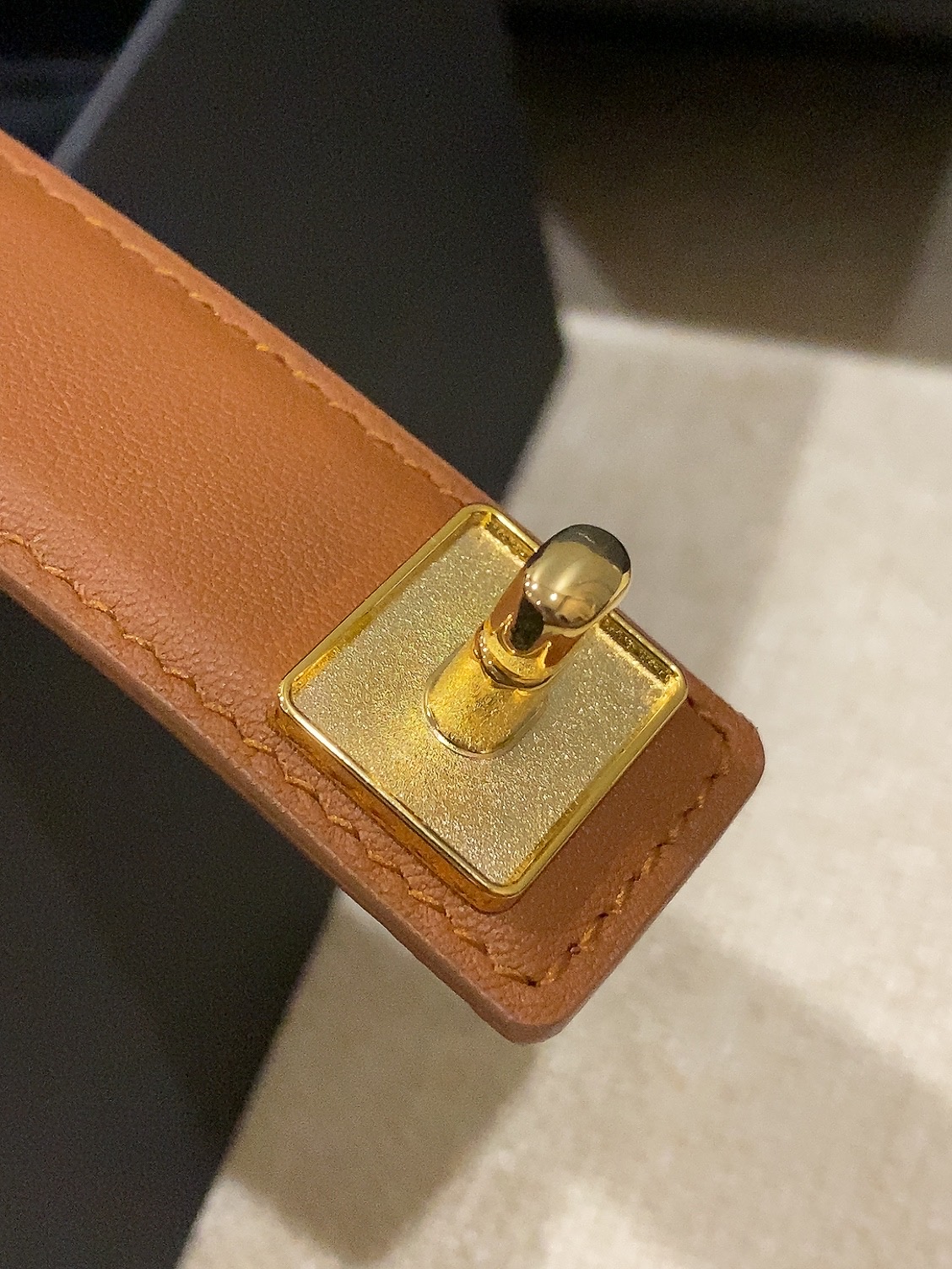 香家✨ Leather Belt 25mm 皮质腰带 进口胎牛皮及金属，旋转双C金属转扣。适配连衣裙、西装、牛仔裤。全套