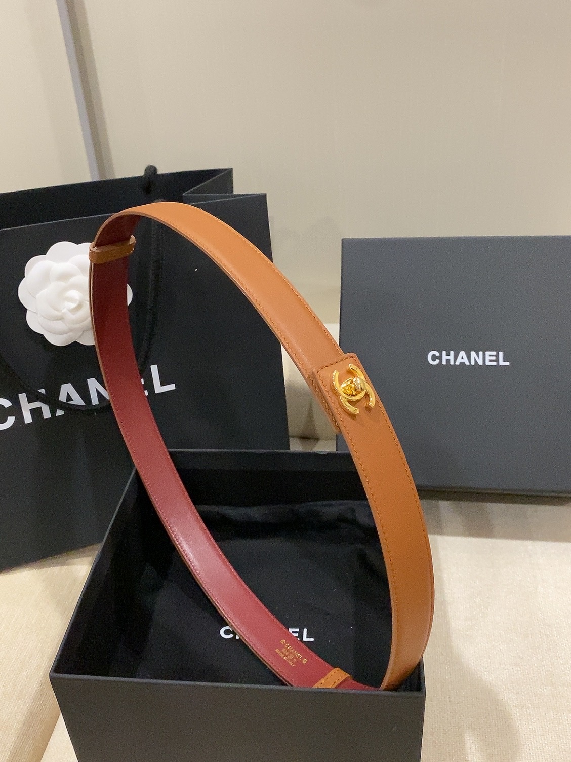 香家✨ Leather Belt 25mm 皮质腰带 进口胎牛皮及金属，旋转双C金属转扣。适配连衣裙、西装、牛仔裤。全套