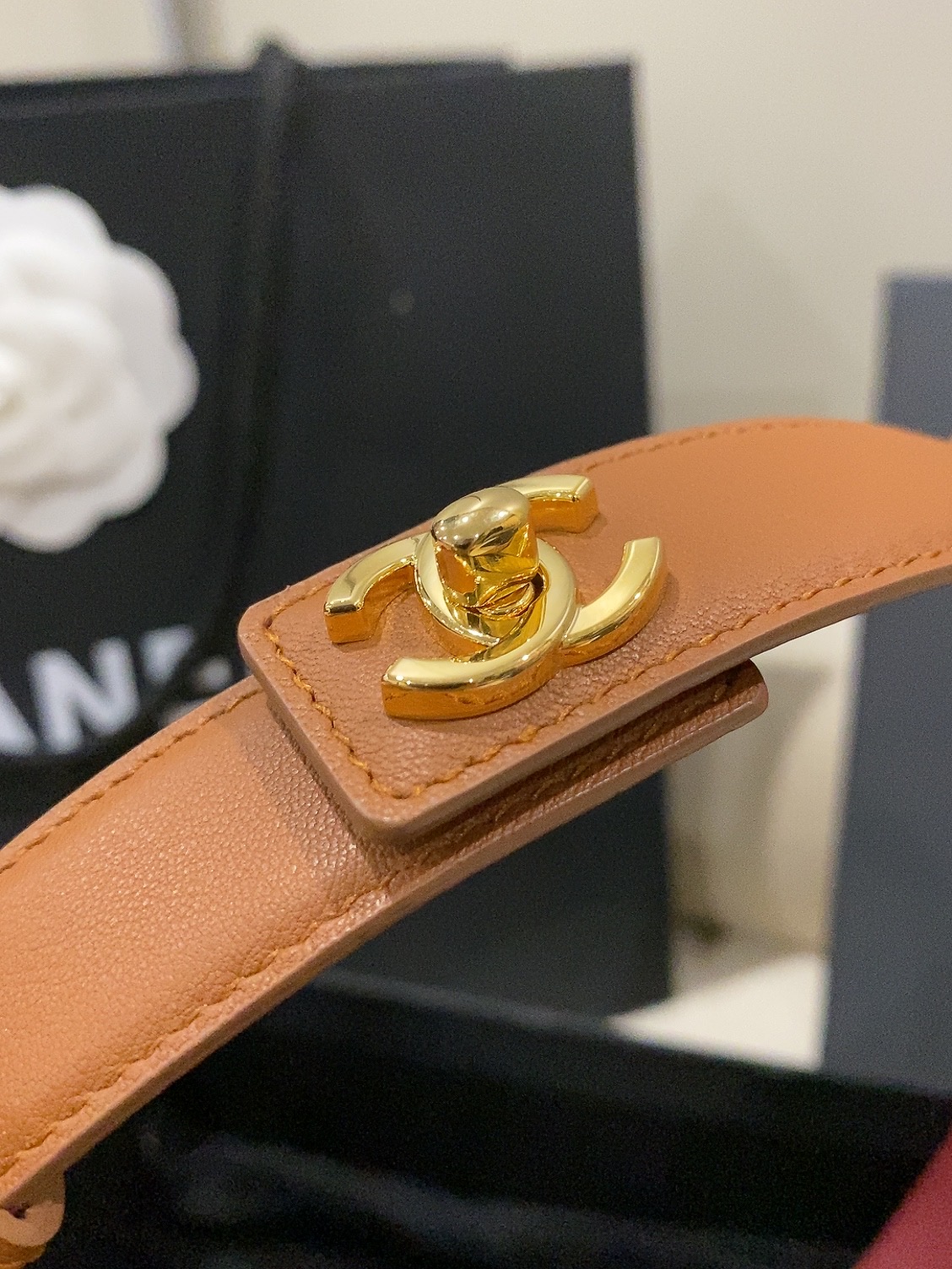 香家✨ Leather Belt 25mm 皮质腰带 进口胎牛皮及金属，旋转双C金属转扣。适配连衣裙、西装、牛仔裤。全套