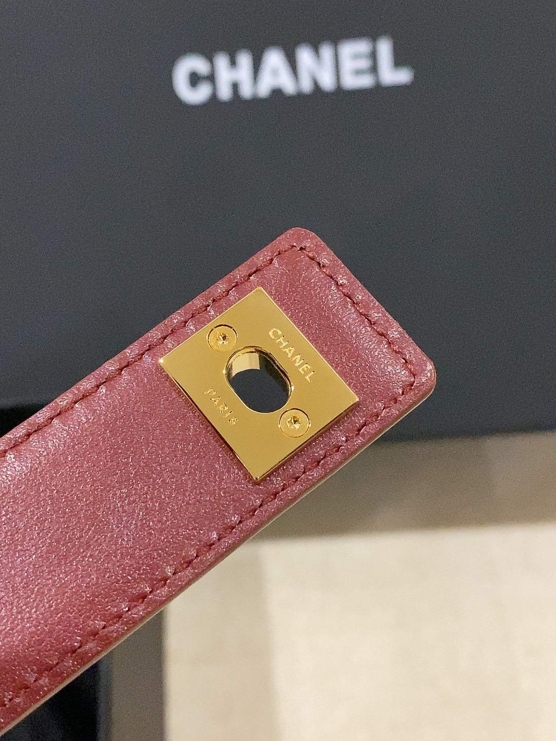香家✨ Leather Belt 25mm 皮质腰带 进口胎牛皮及金属，旋转双C金属转扣。适配连衣裙、西装、牛仔裤。全套