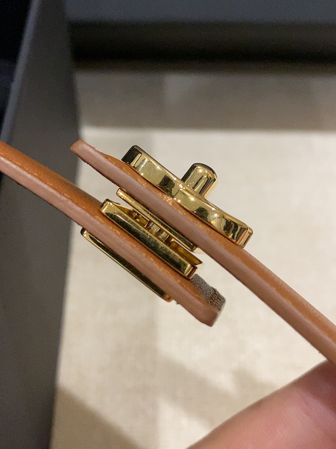 香家✨ Leather Belt 25mm 皮质腰带 进口胎牛皮及金属，旋转双C金属转扣。适配连衣裙、西装、牛仔裤。全套