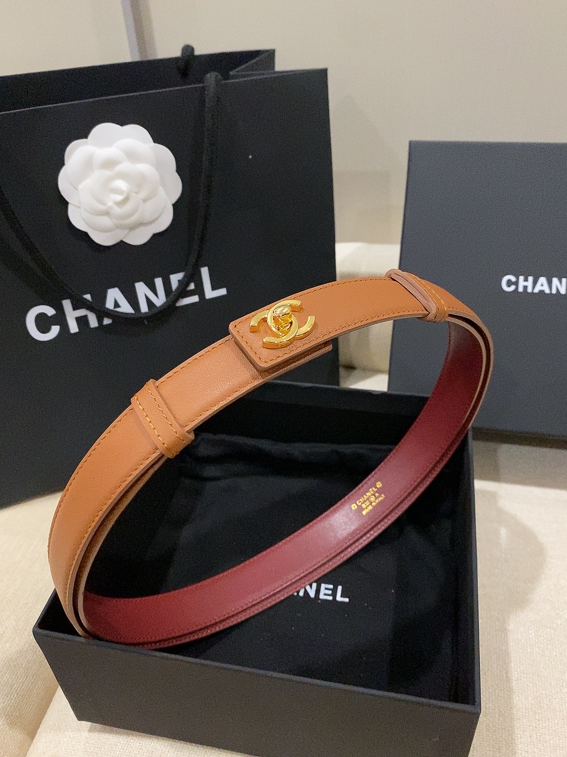 香家✨ Leather Belt 25mm 皮质腰带 进口胎牛皮及金属，旋转双C金属转扣。适配连衣裙、西装、牛仔裤。全套