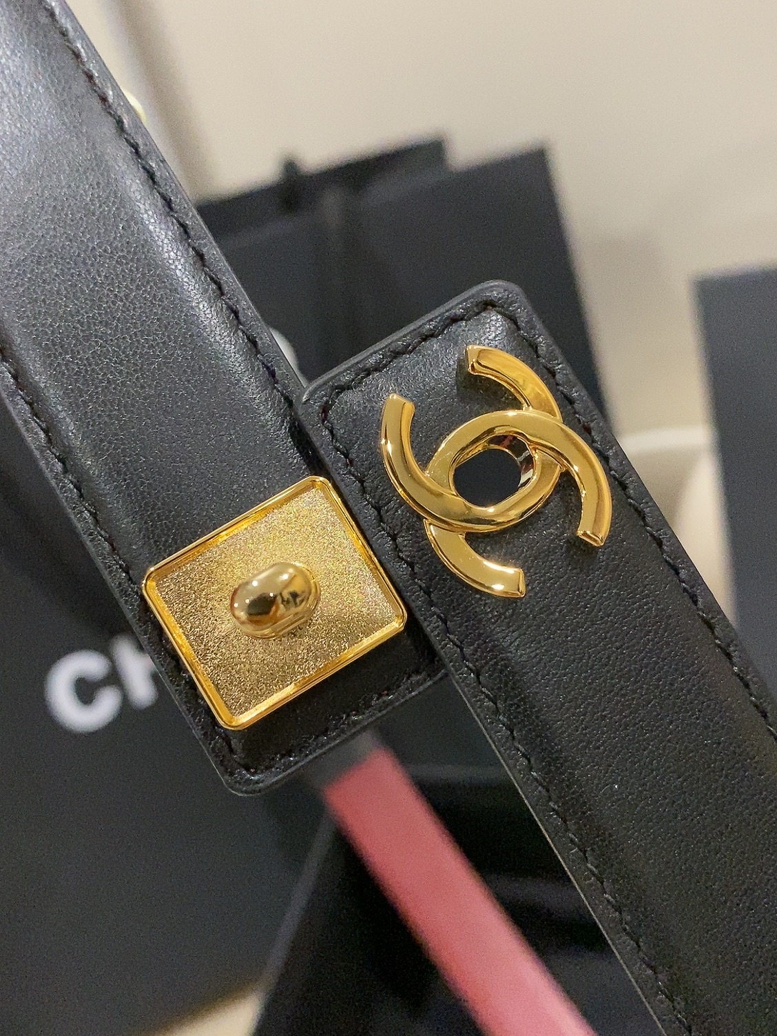 香家✨ Leather Belt 25mm 皮质腰带 进口胎牛皮及金属,旋转双C金属转扣。适配连衣裙、西装、牛仔裤。全套 香家✨ Leather Belt 25mm 皮质腰带 进口胎牛皮及金属,旋转双C金属转扣。适配连衣裙、西装、牛仔裤。全套