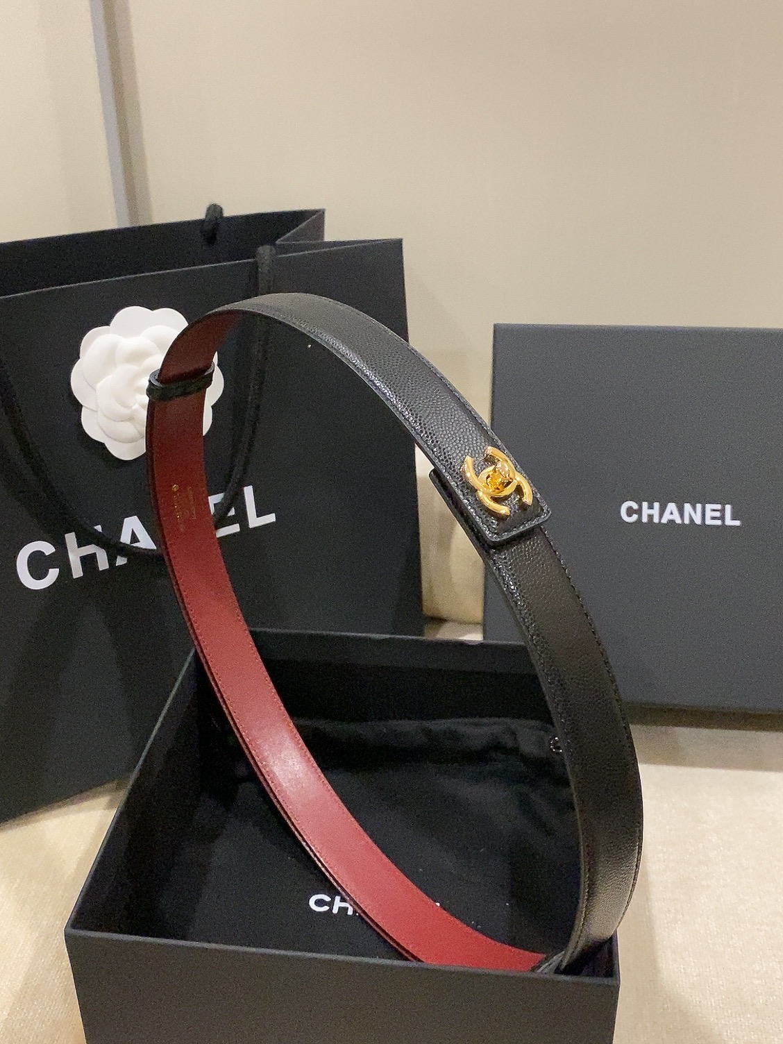 香家✨ Leather Belt 25mm 皮质腰带 进口胎牛皮及金属，旋转双C金属转扣。适配连衣裙、西装、牛仔裤。全套