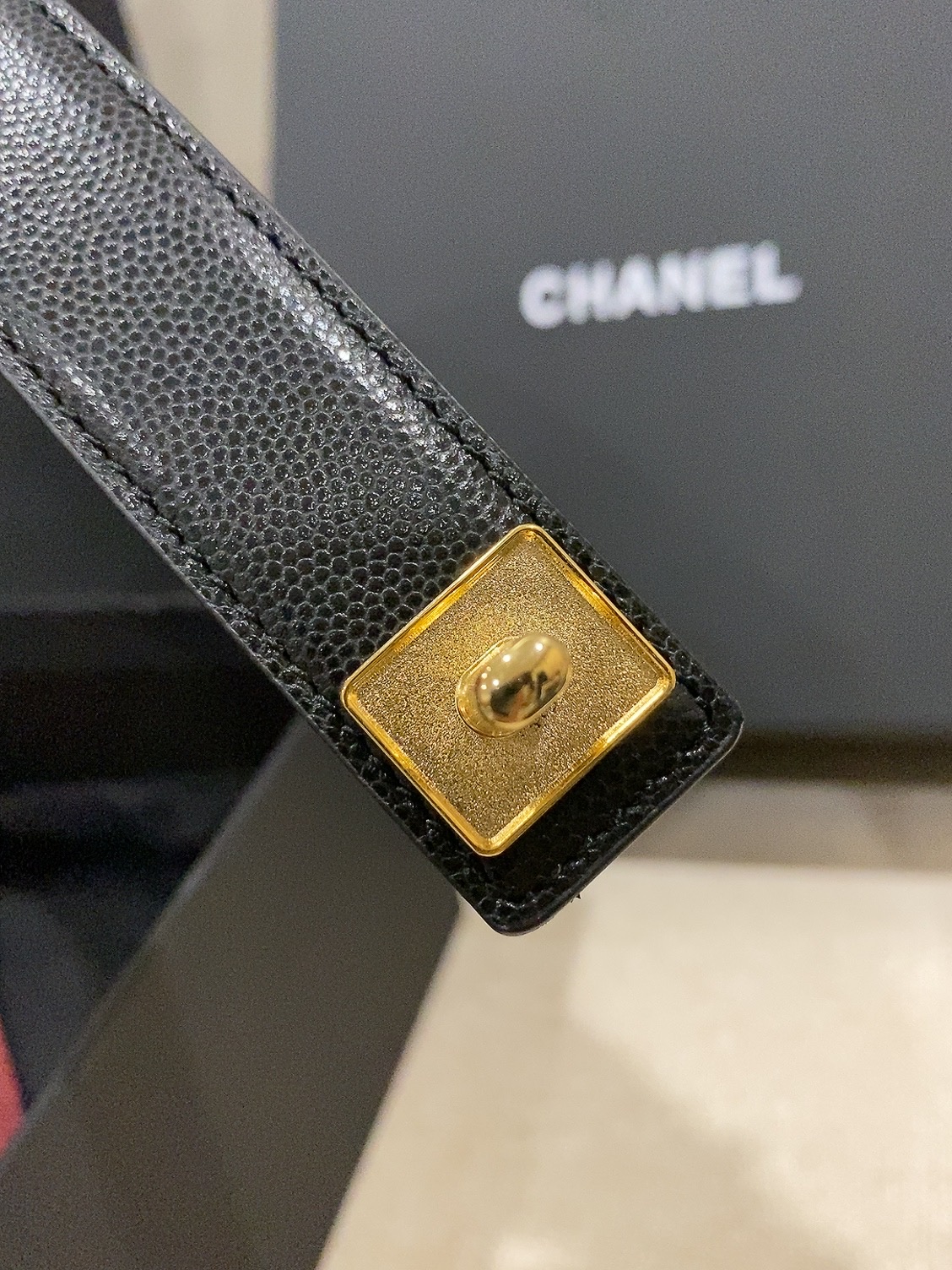 香家✨ Leather Belt 25mm 皮质腰带 进口胎牛皮及金属，旋转双C金属转扣。适配连衣裙、西装、牛仔裤。全套