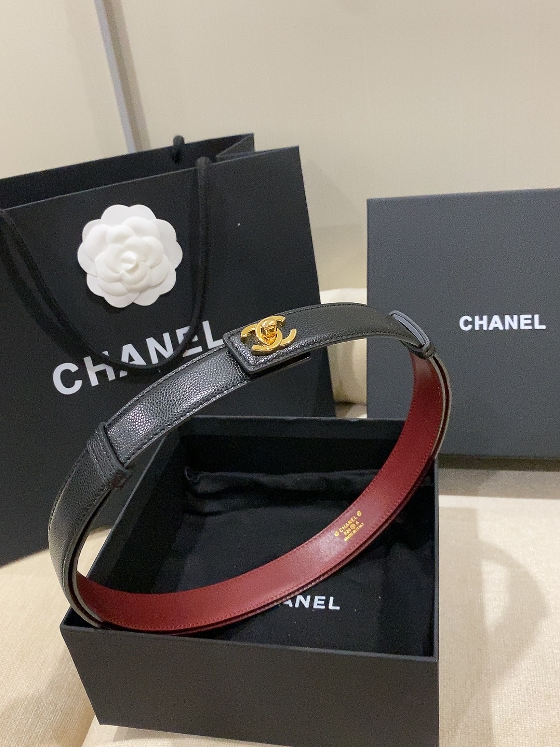 香家✨ Leather Belt 25mm 皮质腰带 进口胎牛皮及金属，旋转双C金属转扣。适配连衣裙、西装、牛仔裤。全套