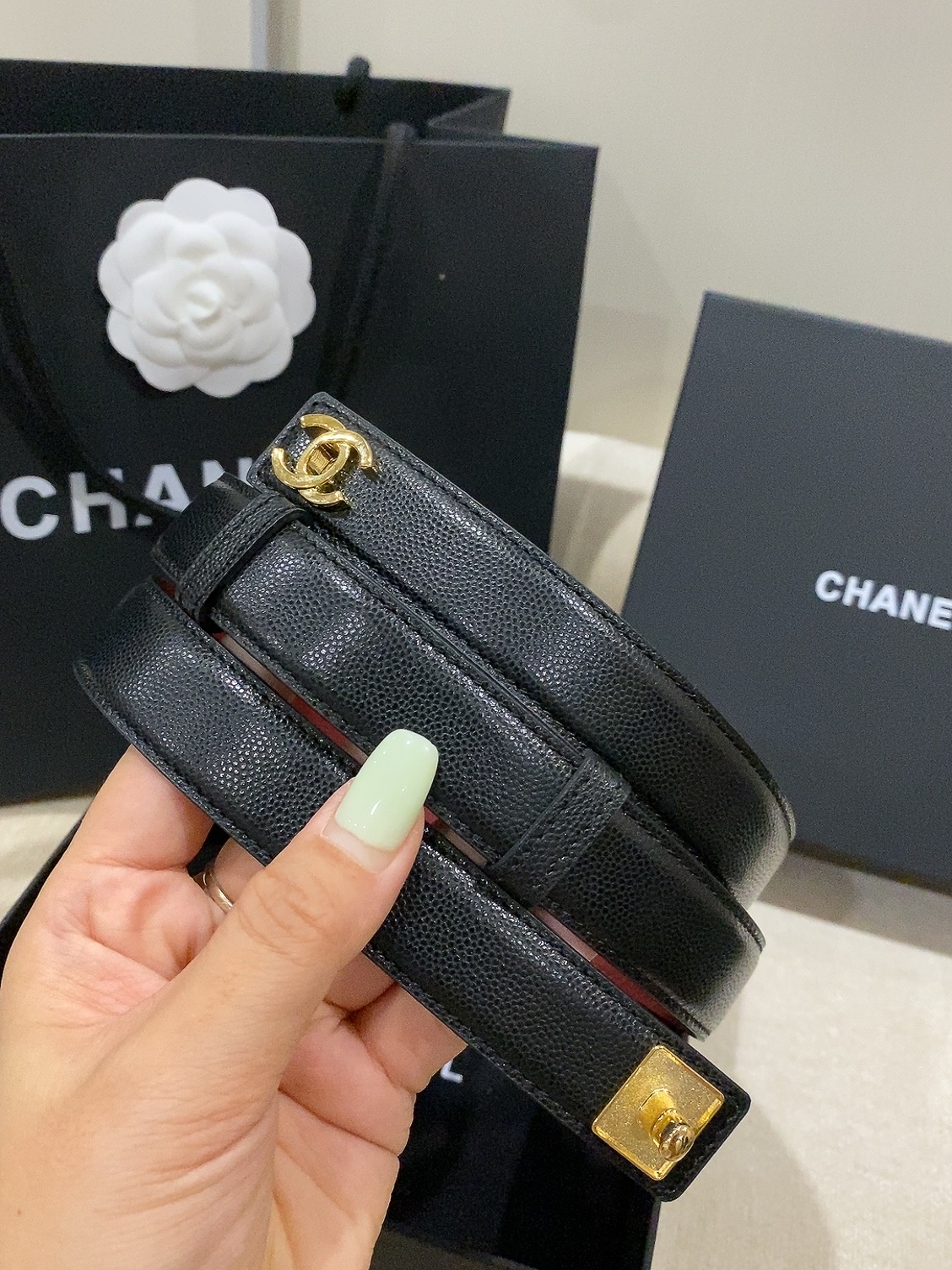 香家✨ Leather Belt 25mm 皮质腰带 进口胎牛皮及金属，旋转双C金属转扣。适配连衣裙、西装、牛仔裤。全套