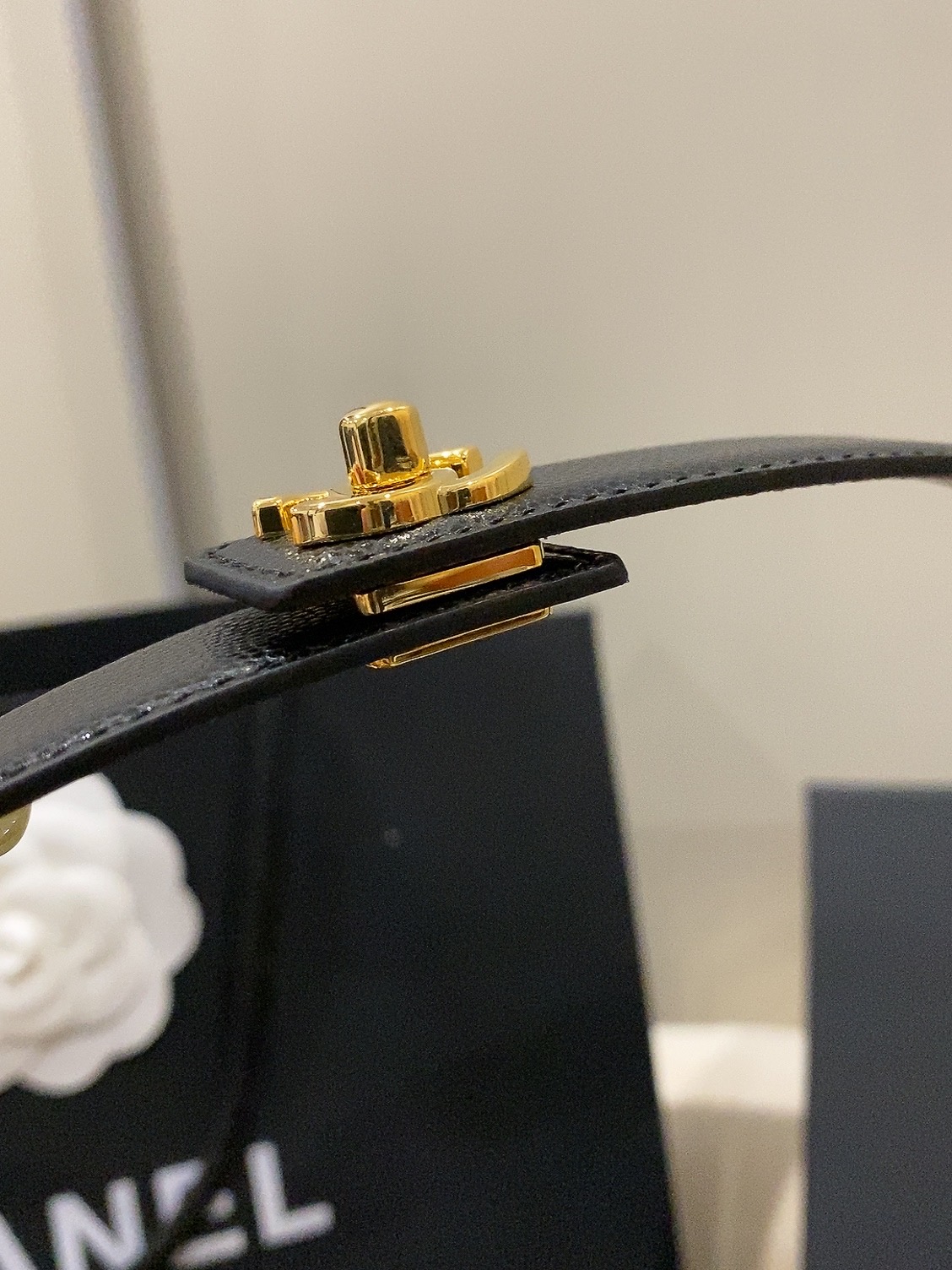 香家✨ Leather Belt 25mm 皮质腰带 进口胎牛皮及金属，旋转双C金属转扣。适配连衣裙、西装、牛仔裤。全套