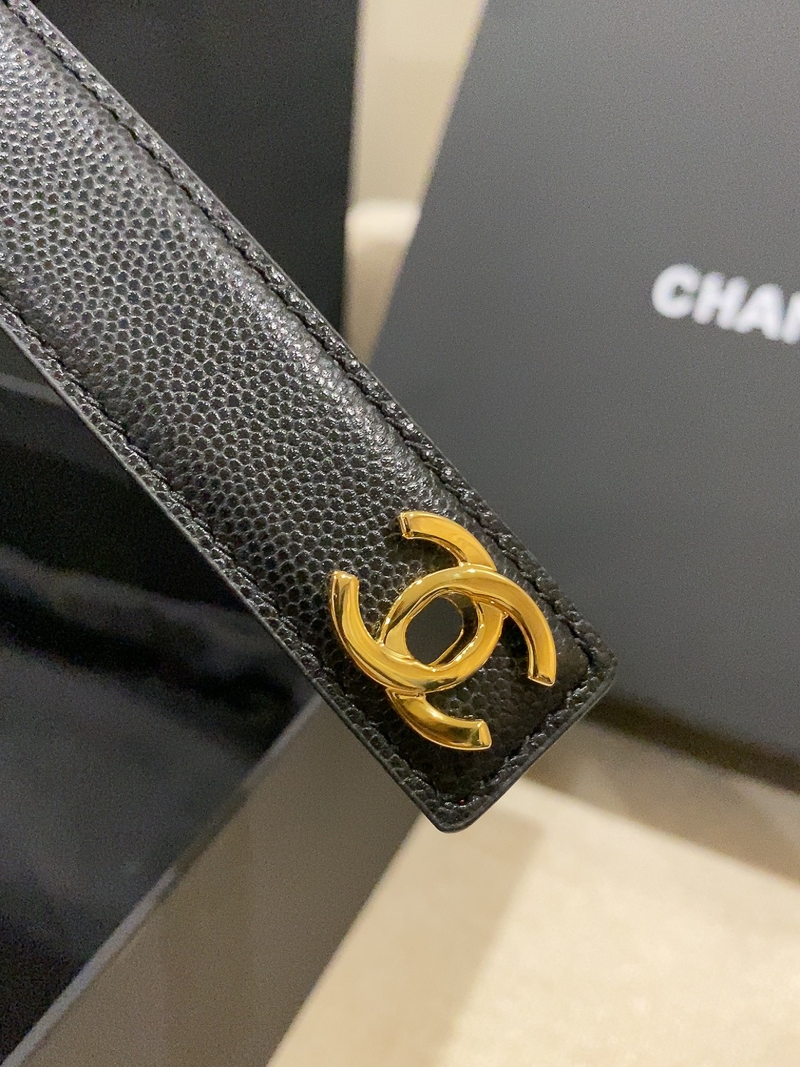 香家✨ Leather Belt 25mm 皮质腰带 进口胎牛皮及金属，旋转双C金属转扣。适配连衣裙、西装、牛仔裤。全套