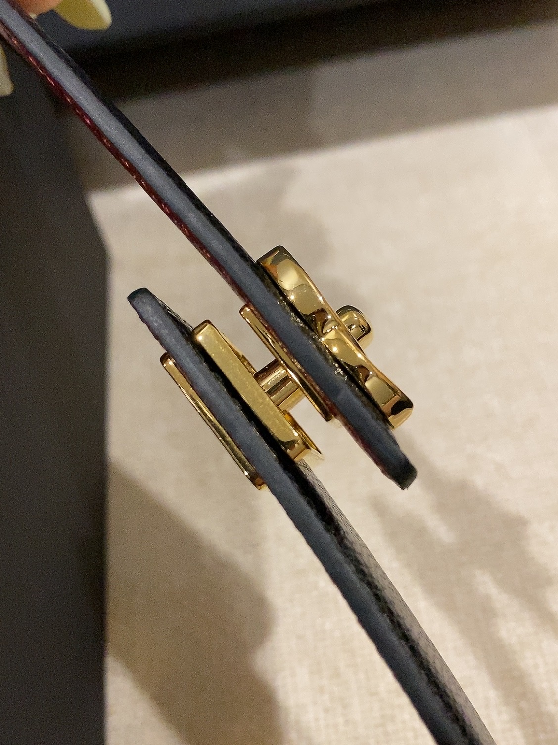 香家✨ Leather Belt 25mm 皮质腰带 进口胎牛皮及金属，旋转双C金属转扣。适配连衣裙、西装、牛仔裤。全套