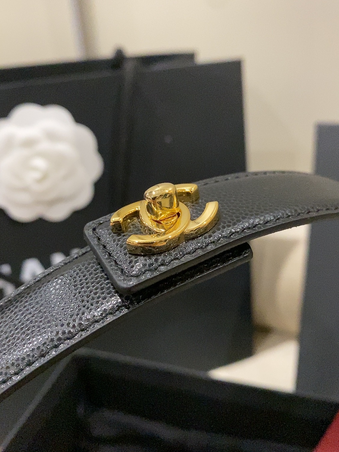 香家✨ Leather Belt 25mm 皮质腰带 进口胎牛皮及金属，旋转双C金属转扣。适配连衣裙、西装、牛仔裤。全套