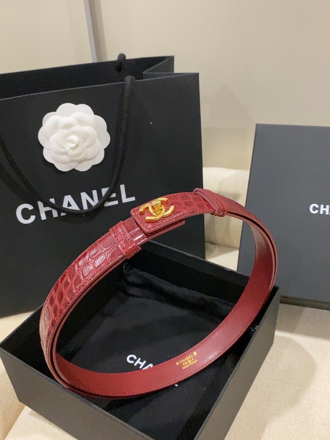香家✨ Leather Belt 25mm 皮质腰带 进口胎牛皮及金属，旋转双C金属转扣。适配连衣裙、西装、牛仔裤。全套