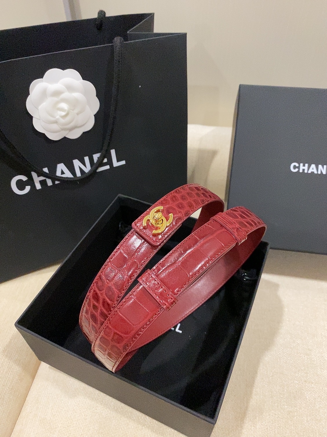 香家✨ Leather Belt 25mm 皮质腰带 进口胎牛皮及金属，旋转双C金属转扣。适配连衣裙、西装、牛仔裤。全套