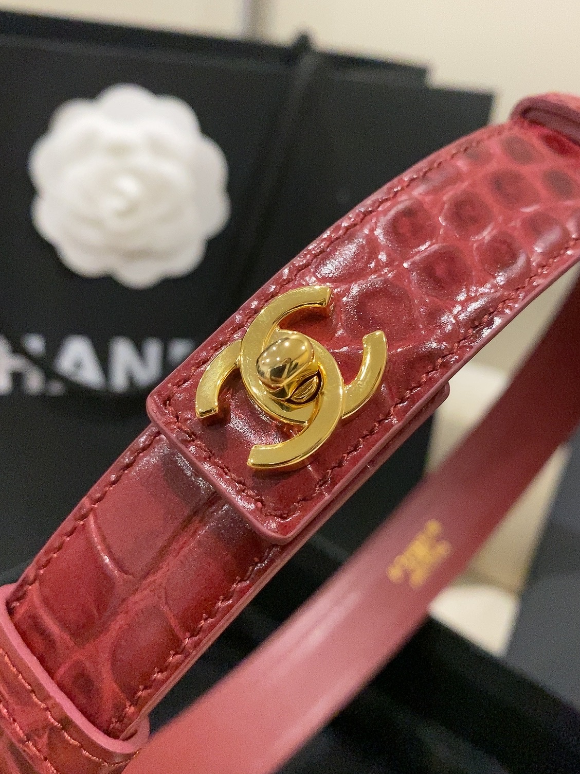 香家✨ Leather Belt 25mm 皮质腰带 进口胎牛皮及金属，旋转双C金属转扣。适配连衣裙、西装、牛仔裤。全套