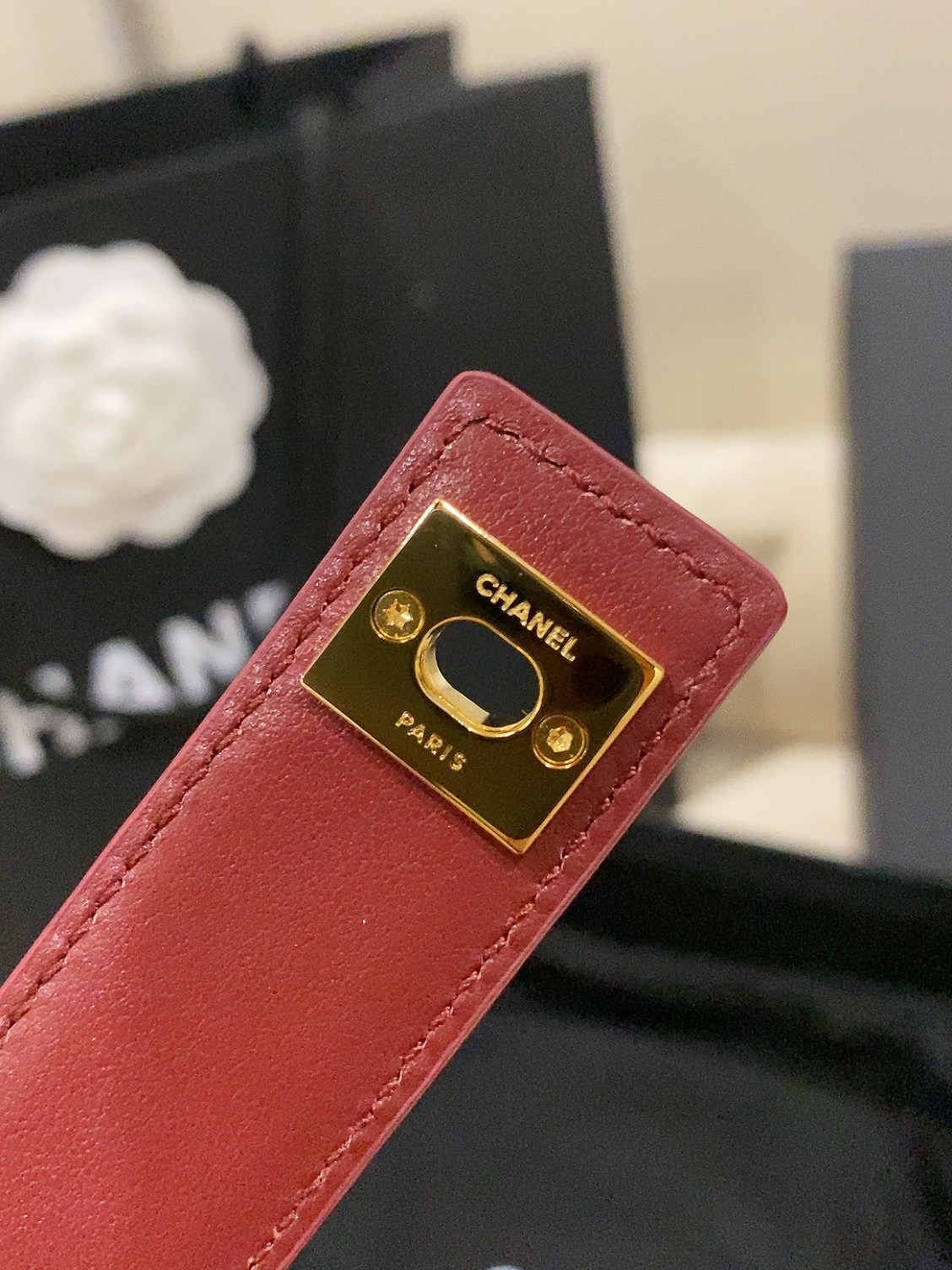 香家✨ Leather Belt 25mm 皮质腰带 进口胎牛皮及金属，旋转双C金属转扣。适配连衣裙、西装、牛仔裤。全套