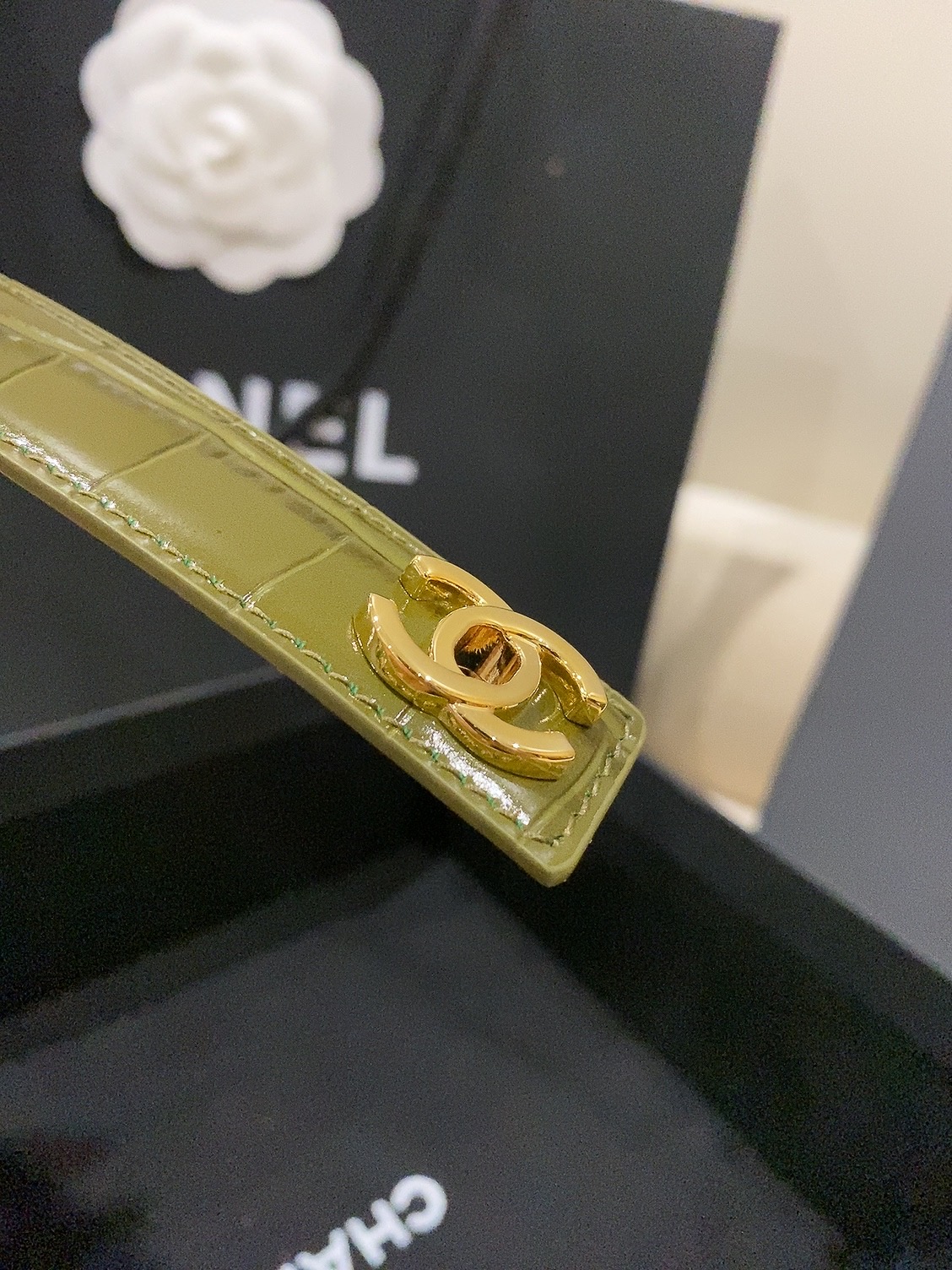香家✨ Leather Belt 25mm 皮质腰带 进口胎牛皮及金属，旋转双C金属转扣。适配连衣裙、西装、牛仔裤。全套