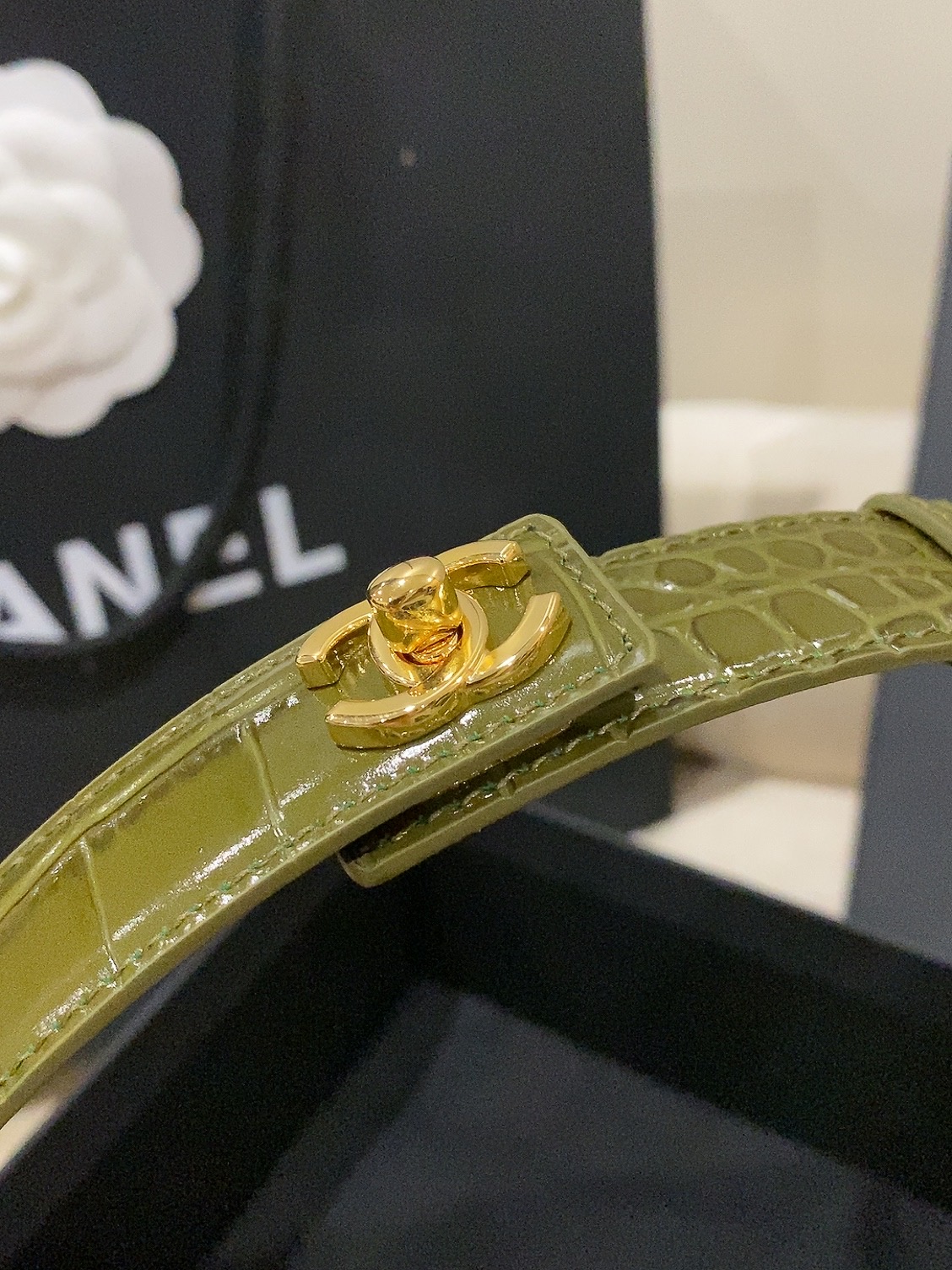 香家✨ Leather Belt 25mm 皮质腰带 进口胎牛皮及金属，旋转双C金属转扣。适配连衣裙、西装、牛仔裤。全套